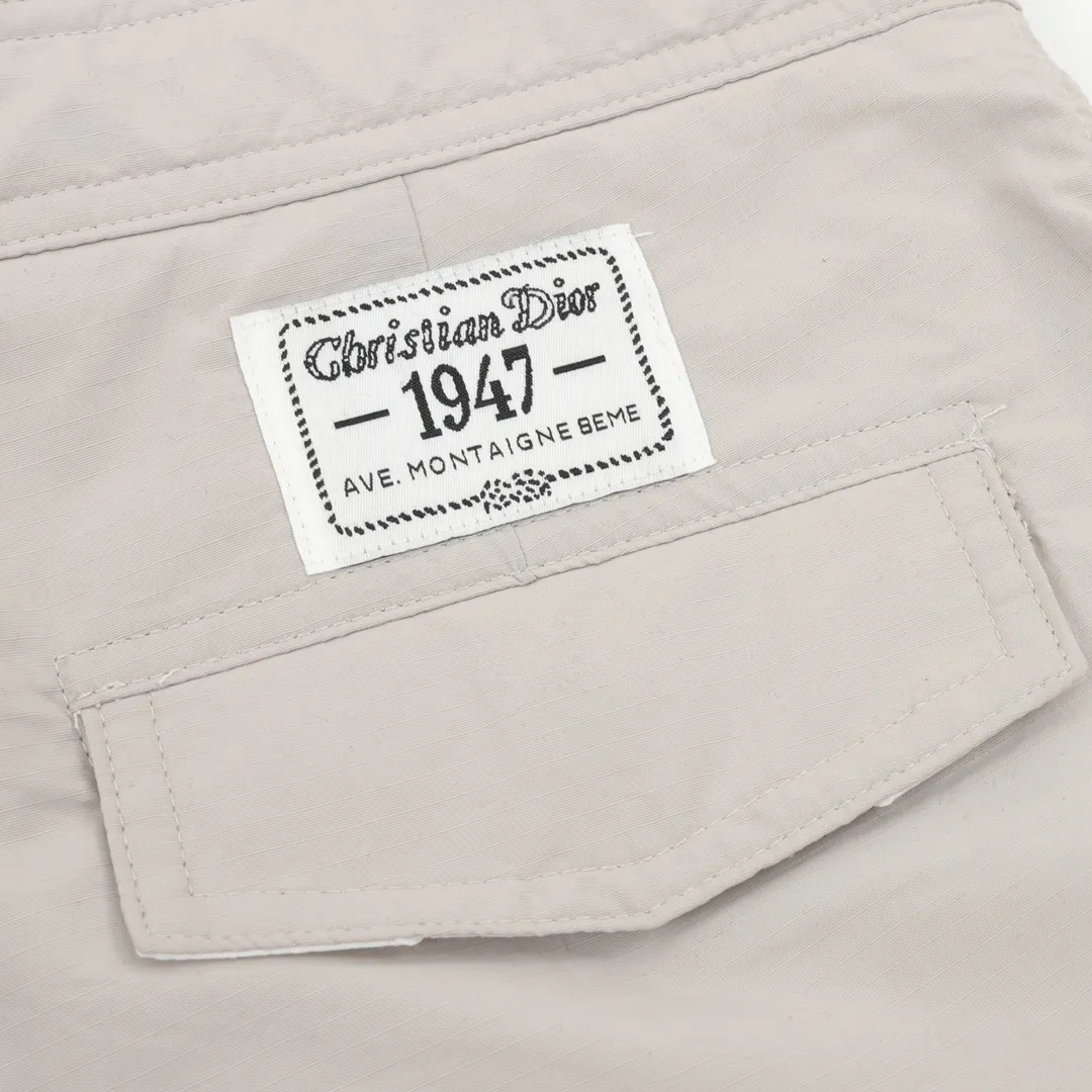 🅿️330 Dior/Dior 1947 series plaid lock shorts. The latest plaid pattern shorts for summer. Original purchase and development. The fabric is made of 60-count plaid cloth. The exclusive color and fabric need to be customized and dyed. The waist has a unique lock button. The hardware logo needs to be fully customized. The fabric is refreshing and the upper body is loose and versatile! size：S-XL