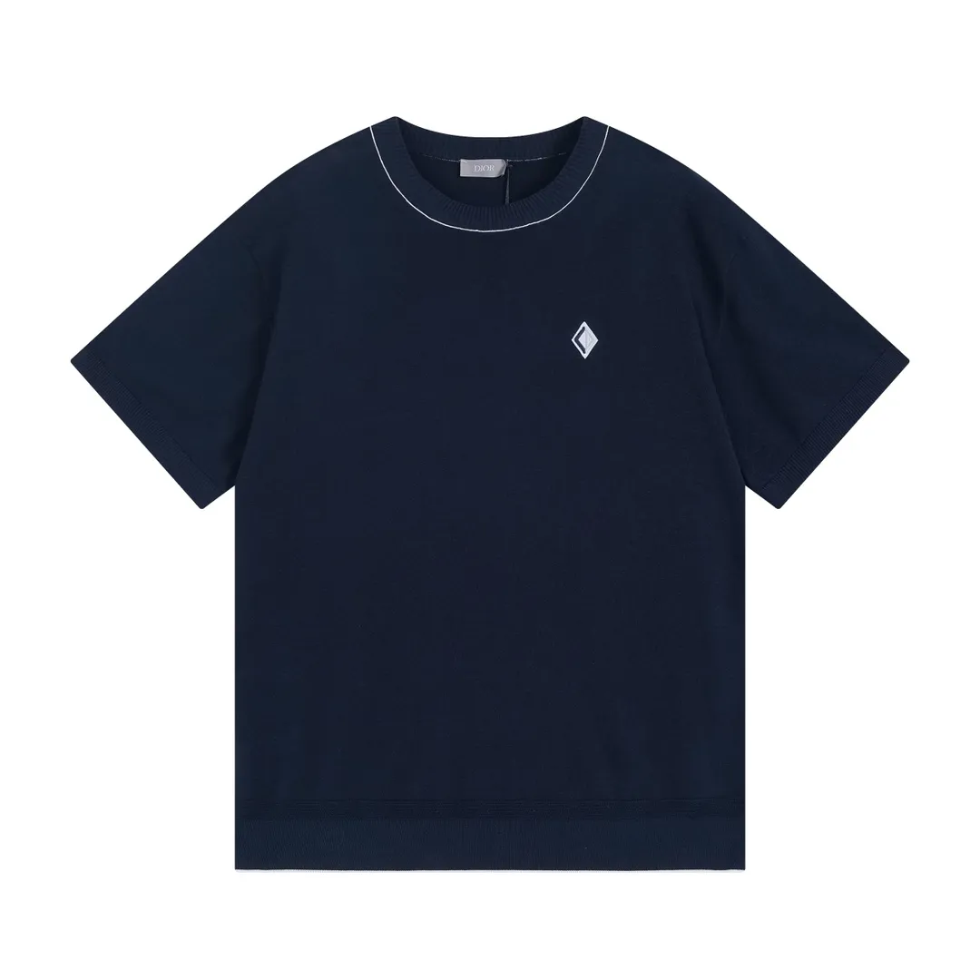 🅿️210 CD/2024ss knitted sweater short-sleeved brand new interpretation of classic design.  Crafted from navy cashmere, wool and mulberry silk-blend jersey, it features a contrasting patch on the chest with the CD Diamond pattern, designed by Marc Bohan in 1974, which reinterprets the CD initials in a three-dimensional line diamond pattern. Regular fit, crew neck with contrasting stripe pattern Unisex Sizes: XS-L