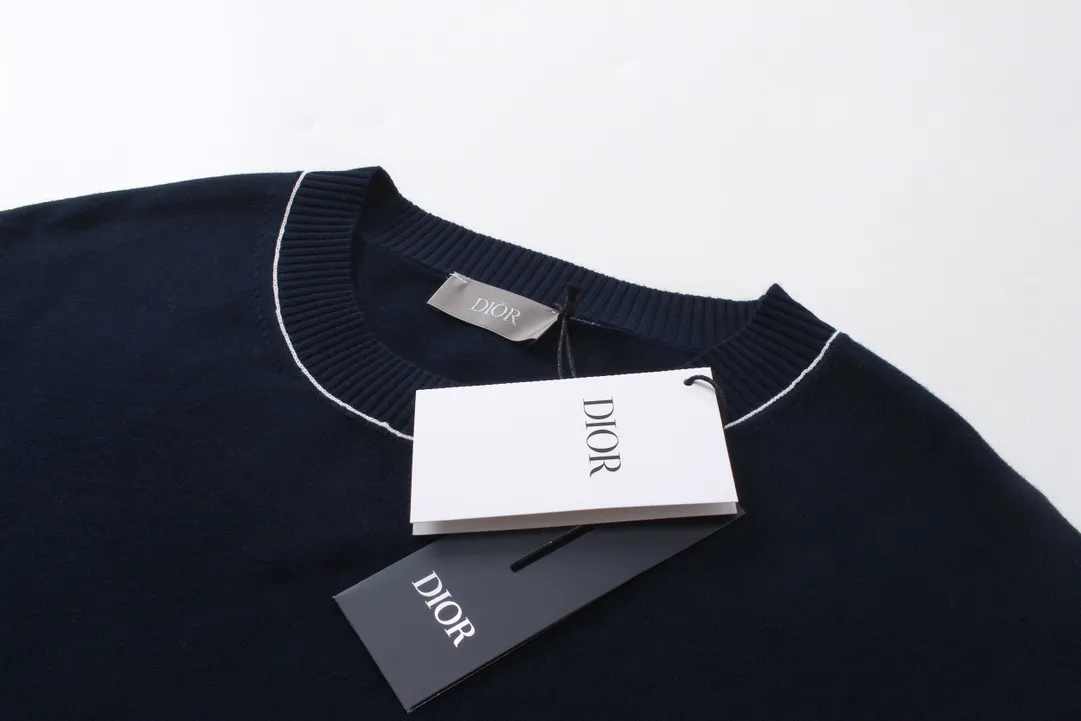 🅿️210 CD/2024ss knitted sweater short-sleeved brand new interpretation of classic design.  Crafted from navy cashmere, wool and mulberry silk-blend jersey, it features a contrasting patch on the chest with the CD Diamond pattern, designed by Marc Bohan in 1974, which reinterprets the CD initials in a three-dimensional line diamond pattern. Regular fit, crew neck with contrasting stripe pattern Unisex Sizes: XS-L