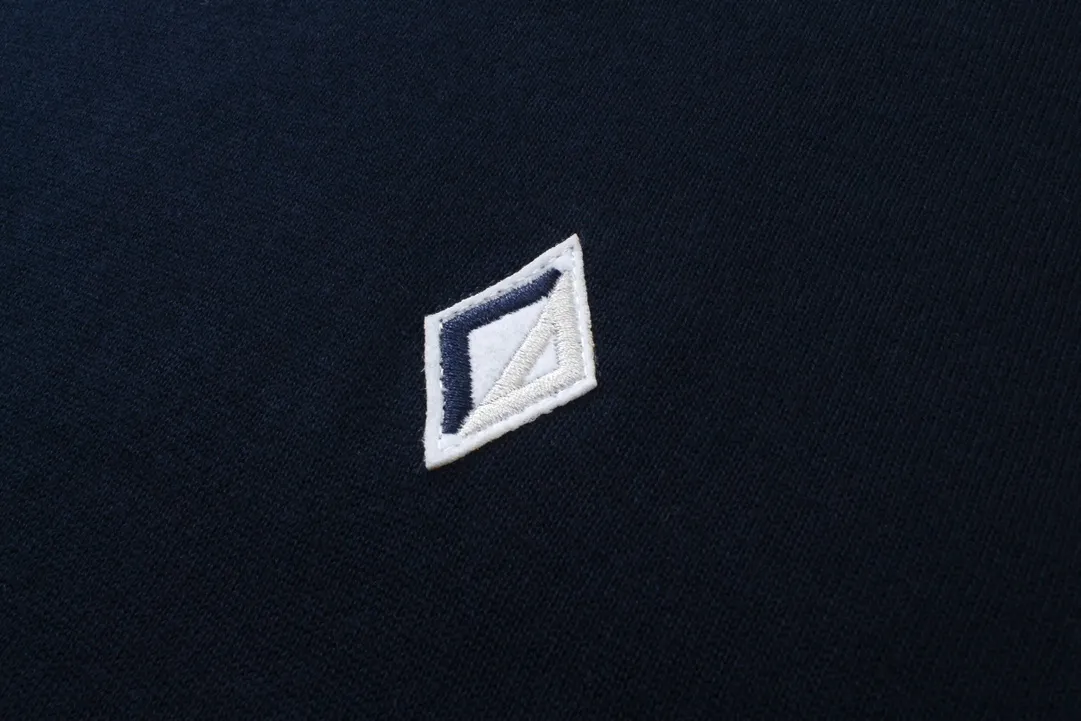 🅿️210 CD/2024ss knitted sweater short-sleeved brand new interpretation of classic design.  Crafted from navy cashmere, wool and mulberry silk-blend jersey, it features a contrasting patch on the chest with the CD Diamond pattern, designed by Marc Bohan in 1974, which reinterprets the CD initials in a three-dimensional line diamond pattern. Regular fit, crew neck with contrasting stripe pattern Unisex Sizes: XS-L