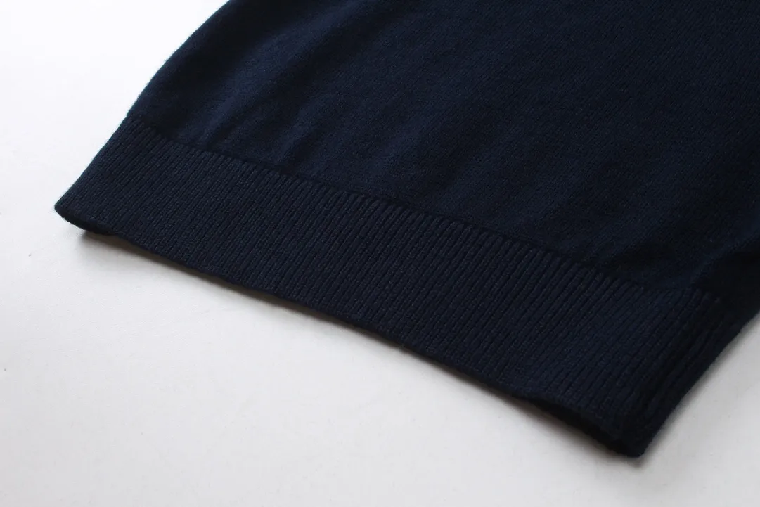 🅿️210 CD/2024ss knitted sweater short-sleeved brand new interpretation of classic design.  Crafted from navy cashmere, wool and mulberry silk-blend jersey, it features a contrasting patch on the chest with the CD Diamond pattern, designed by Marc Bohan in 1974, which reinterprets the CD initials in a three-dimensional line diamond pattern. Regular fit, crew neck with contrasting stripe pattern Unisex Sizes: XS-L