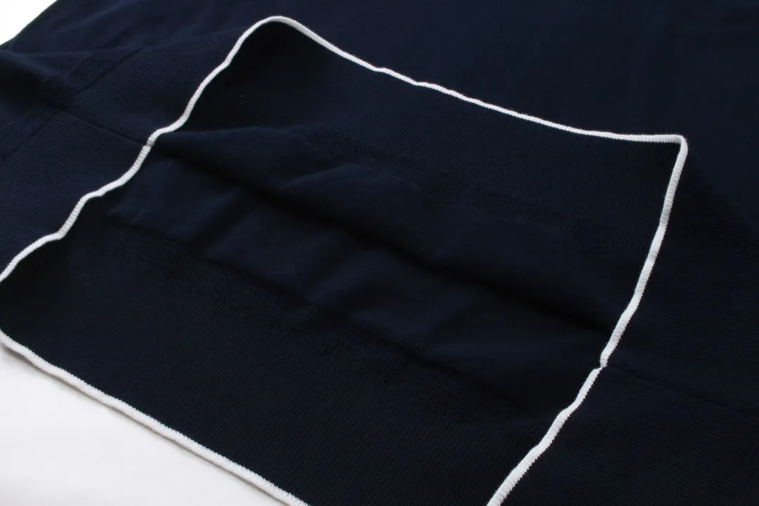 🅿️210 CD/2024ss knitted sweater short-sleeved brand new interpretation of classic design.  Crafted from navy cashmere, wool and mulberry silk-blend jersey, it features a contrasting patch on the chest with the CD Diamond pattern, designed by Marc Bohan in 1974, which reinterprets the CD initials in a three-dimensional line diamond pattern. Regular fit, crew neck with contrasting stripe pattern Unisex Sizes: XS-L