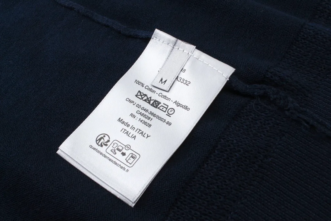 🅿️210 CD/2024ss knitted sweater short-sleeved brand new interpretation of classic design.  Crafted from navy cashmere, wool and mulberry silk-blend jersey, it features a contrasting patch on the chest with the CD Diamond pattern, designed by Marc Bohan in 1974, which reinterprets the CD initials in a three-dimensional line diamond pattern. Regular fit, crew neck with contrasting stripe pattern Unisex Sizes: XS-L