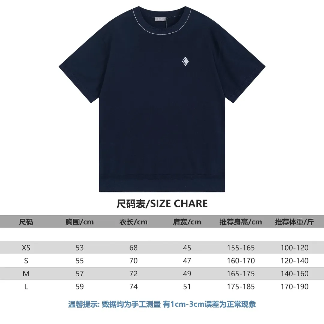 🅿️210 CD/2024ss knitted sweater short-sleeved brand new interpretation of classic design.  Crafted from navy cashmere, wool and mulberry silk-blend jersey, it features a contrasting patch on the chest with the CD Diamond pattern, designed by Marc Bohan in 1974, which reinterprets the CD initials in a three-dimensional line diamond pattern. Regular fit, crew neck with contrasting stripe pattern Unisex Sizes: XS-L