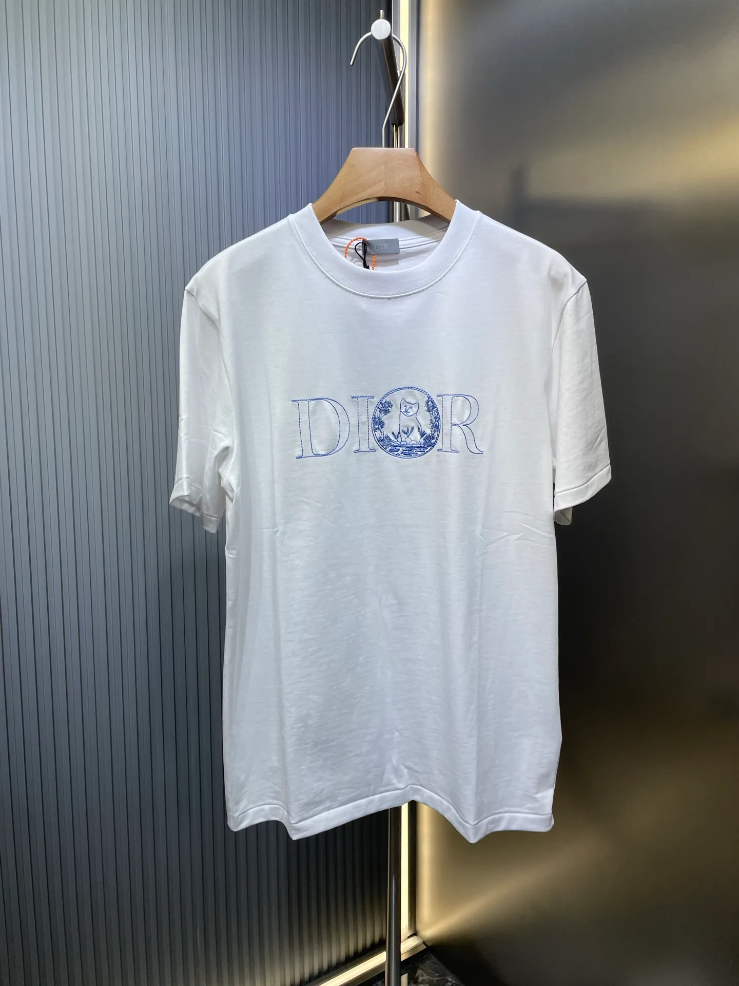 🅿️250 DIOR Dior badge letter embroidery🪡 Logo is exquisitely upgraded, the same as the official short-sleeved T-shirt. It feels very comfortable. It is in sync with the spring and summer brick cabinets. It is fashionable and individual. Super versatile and good-looking. It is very suitable for both men and women. It is a must-have for everyone. Hang tag. Collar label. Washed wheat. Complete with three standards. Color: White Blue Size: SMLXL