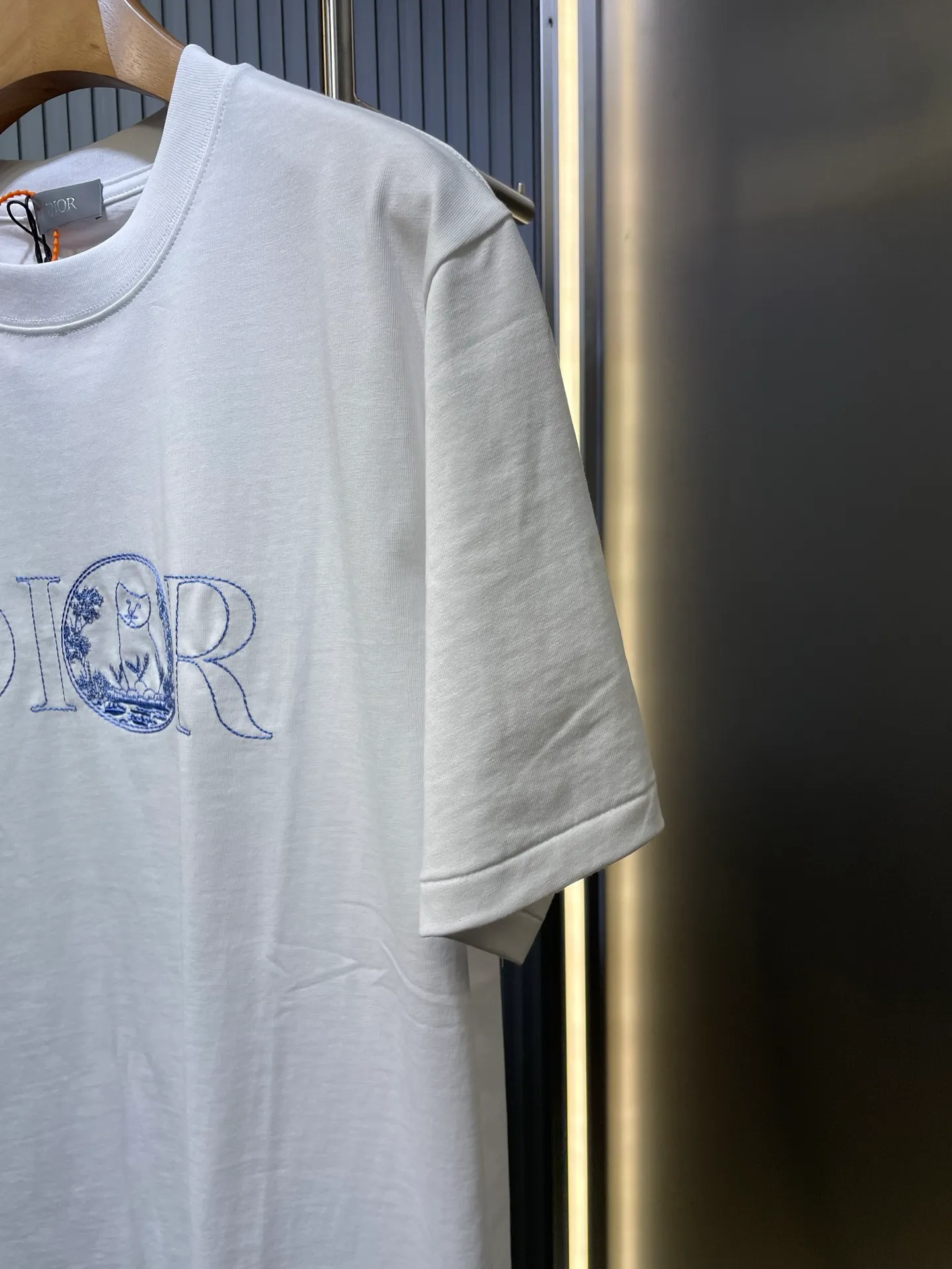 🅿️250 DIOR Dior badge letter embroidery🪡 Logo is exquisitely upgraded, the same as the official short-sleeved T-shirt. It feels very comfortable. It is in sync with the spring and summer brick cabinets. It is fashionable and individual. Super versatile and good-looking. It is very suitable for both men and women. It is a must-have for everyone. Hang tag. Collar label. Washed wheat. Complete with three standards. Color: White Blue Size: SMLXL