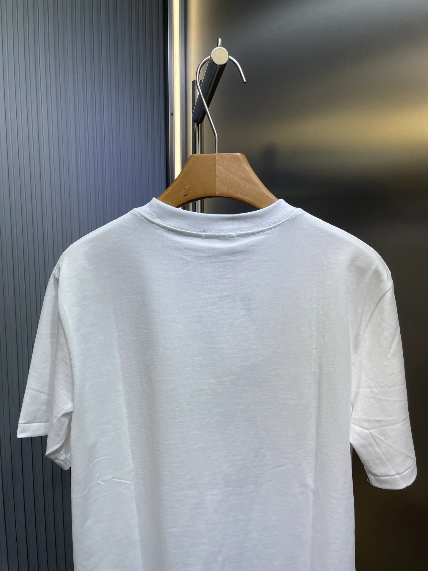 🅿️250 DIOR Dior badge letter embroidery🪡 Logo is exquisitely upgraded, the same as the official short-sleeved T-shirt. It feels very comfortable. It is in sync with the spring and summer brick cabinets. It is fashionable and individual. Super versatile and good-looking. It is very suitable for both men and women. It is a must-have for everyone. Hang tag. Collar label. Washed wheat. Complete with three standards. Color: White Blue Size: SMLXL