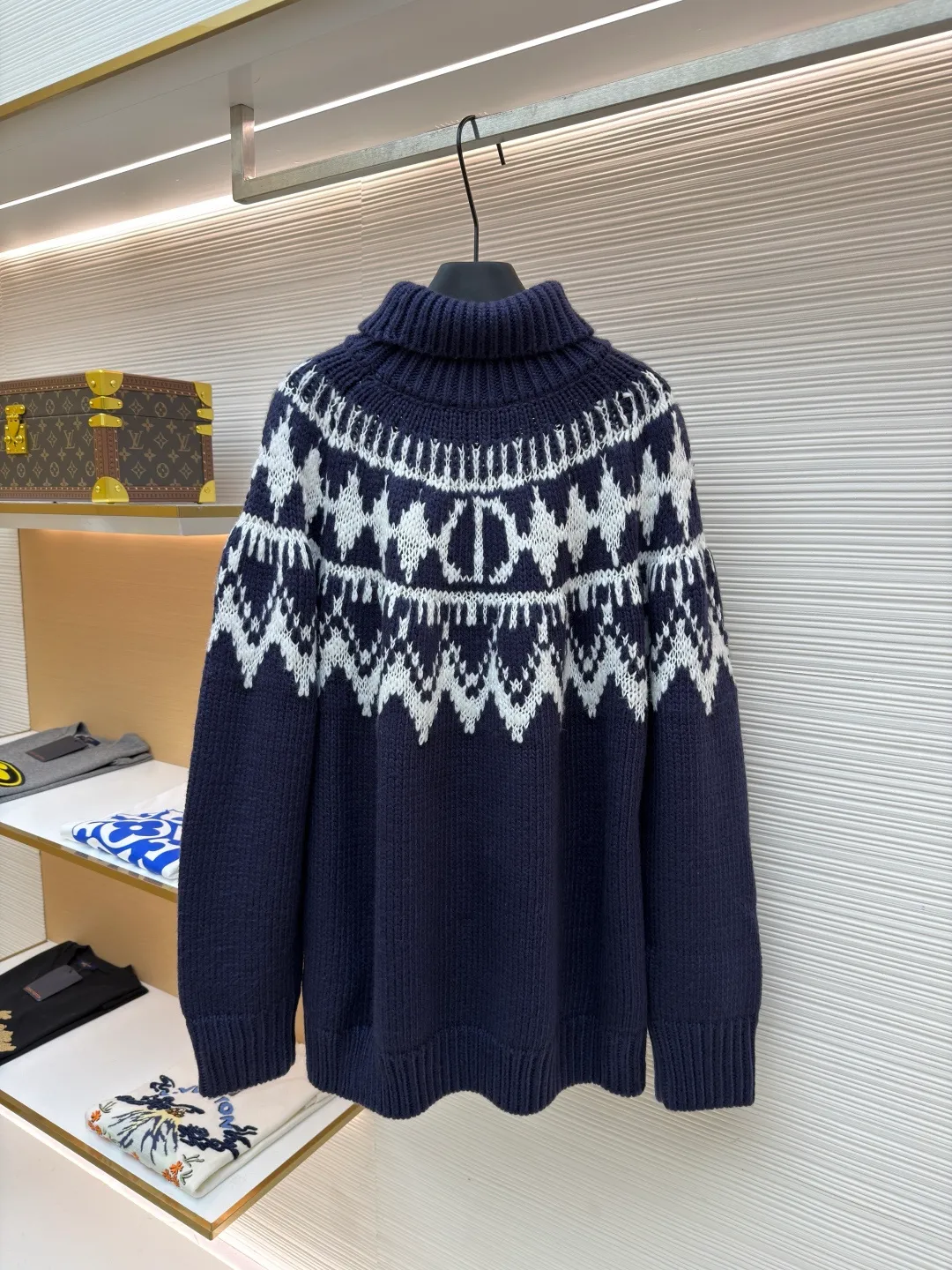 Dior jacquard turtleneck sweater ●Original version: Purchased and developed for 18,000 ●Item number: 1682045-B20 ●Material: wool fabric ●Technology: jacquard knitting ●Color: blue and white ●Version: fitted version ●Weight: about 1055 grams ●Size: S-M-L-XL ●Description: Custom-woven elegant velvet blue and white sheep wool knitted brocade, full of texture, thick and solid Every inch of fiber contains a heavy warmth. When this deep blue meets pure white, it is pure and elegant. It is decorated with Fair Isle patterns inspired by the world of winter sports. It brings a kind of tranquility and poetry unique to winter. The exquisite geometric lines create a mysterious and elegant atmosphere. The CD logo carefully decorated on the back is like a badge of a fashion palace, a symbol of luxury and innate nobility. Let every moment exude the charm of elegance and fashion. It is made of jacquard tissue imported from Germany. The arrangement and interweaving of yarns are precisely controlled. Fair Isle patterns and CD jacquard art pattern inlays are carefully interwoven on the loom. The fabric is more vivid and three-dimensional, with a curved thread structure. By changing the stitching method and the arrangement of yarns during the knitting process, the yarns show a curved distribution in the fabric. The garments are washed with soft and deodorizing technology. Professional washing equipment and specific detergents are used to deeply clean and deodorize the clothes to improve the feel and appearance of the clothes. The overall wiring is straight and delicate, the fabric is comfortable and soft, and the color is consistent without color difference. It can be matched with the same style to create a fashionable look and control various occasions. Customized accessories, complete with three standards, same style for men and women!