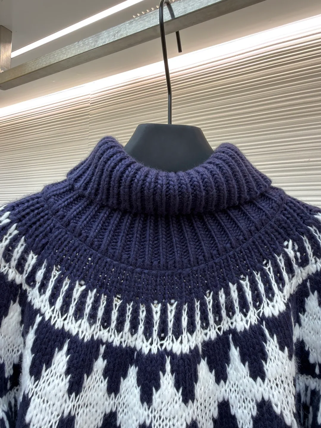 Dior jacquard turtleneck sweater ●Original version: Purchased and developed for 18,000 ●Item number: 1682045-B20 ●Material: wool fabric ●Technology: jacquard knitting ●Color: blue and white ●Version: fitted version ●Weight: about 1055 grams ●Size: S-M-L-XL ●Description: Custom-woven elegant velvet blue and white sheep wool knitted brocade, full of texture, thick and solid Every inch of fiber contains a heavy warmth. When this deep blue meets pure white, it is pure and elegant. It is decorated with Fair Isle patterns inspired by the world of winter sports. It brings a kind of tranquility and poetry unique to winter. The exquisite geometric lines create a mysterious and elegant atmosphere. The CD logo carefully decorated on the back is like a badge of a fashion palace, a symbol of luxury and innate nobility. Let every moment exude the charm of elegance and fashion. It is made of jacquard tissue imported from Germany. The arrangement and interweaving of yarns are precisely controlled. Fair Isle patterns and CD jacquard art pattern inlays are carefully interwoven on the loom. The fabric is more vivid and three-dimensional, with a curved thread structure. By changing the stitching method and the arrangement of yarns during the knitting process, the yarns show a curved distribution in the fabric. The garments are washed with soft and deodorizing technology. Professional washing equipment and specific detergents are used to deeply clean and deodorize the clothes to improve the feel and appearance of the clothes. The overall wiring is straight and delicate, the fabric is comfortable and soft, and the color is consistent without color difference. It can be matched with the same style to create a fashionable look and control various occasions. Customized accessories, complete with three standards, same style for men and women!