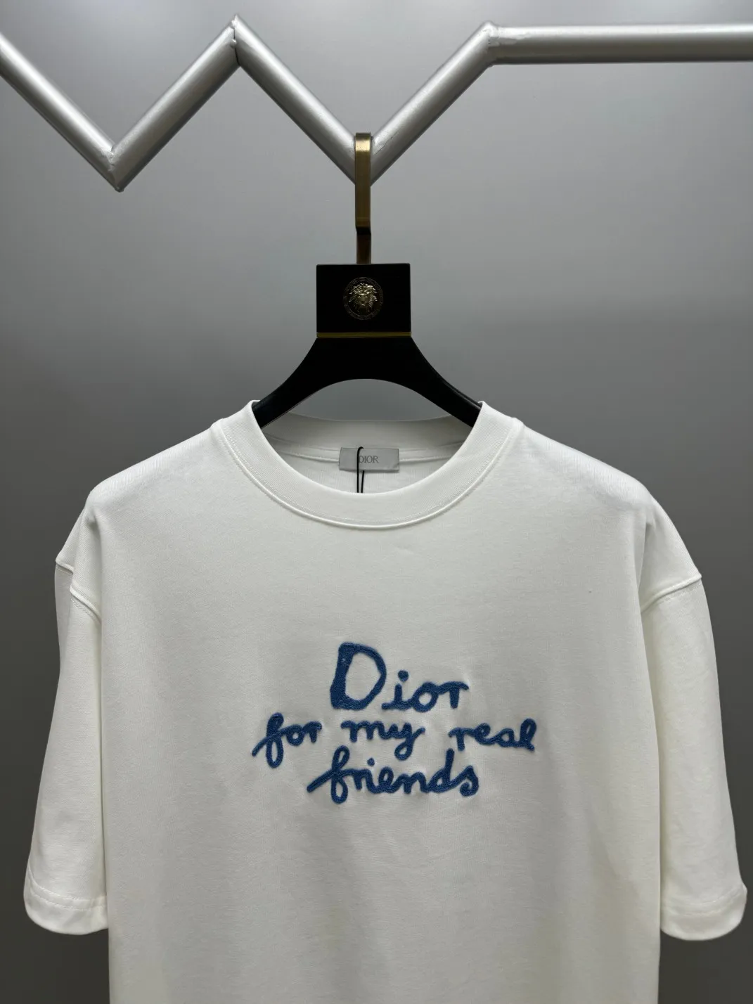 🅿️210 (top version, differentiated currency) will not be taken off the shelves all year round, sell with confidence. Style: Dior/DIO.R short-sleeved T-shirt. Fabric: 300g double yarn 100% cotton. Rib: 320g heavy Sorona 1*1 trendy brand. Craftsmanship: imported machine embroidered logo. Color: white blue. Size: XS S M L. Gender-neutral. Same style for men and women.