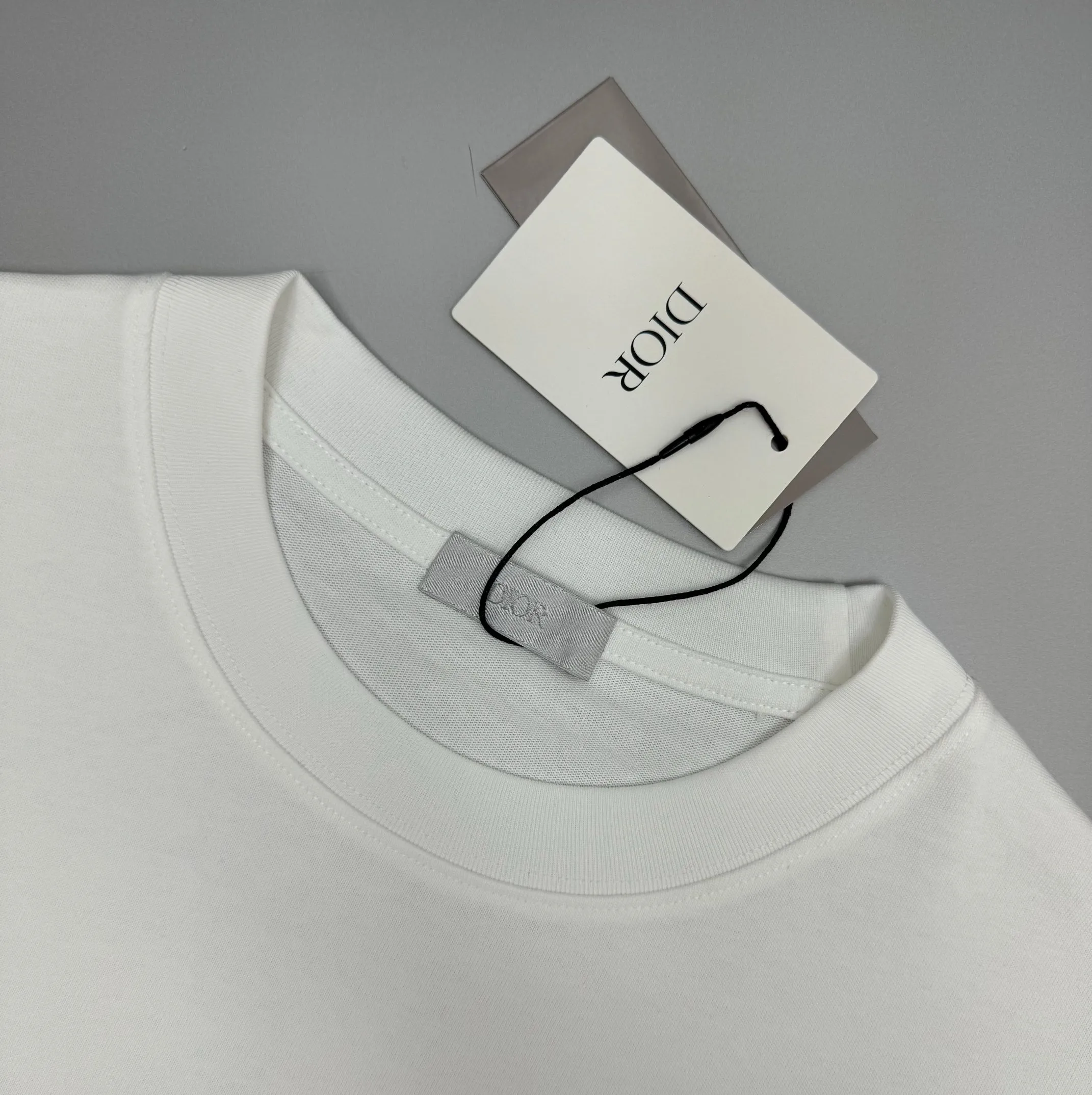 🅿️210 (top version, differentiated currency) will not be taken off the shelves all year round, sell with confidence. Style: Dior/DIO.R short-sleeved T-shirt. Fabric: 300g double yarn 100% cotton. Rib: 320g heavy Sorona 1*1 trendy brand. Craftsmanship: imported machine embroidered logo. Color: white blue. Size: XS S M L. Gender-neutral. Same style for men and women.