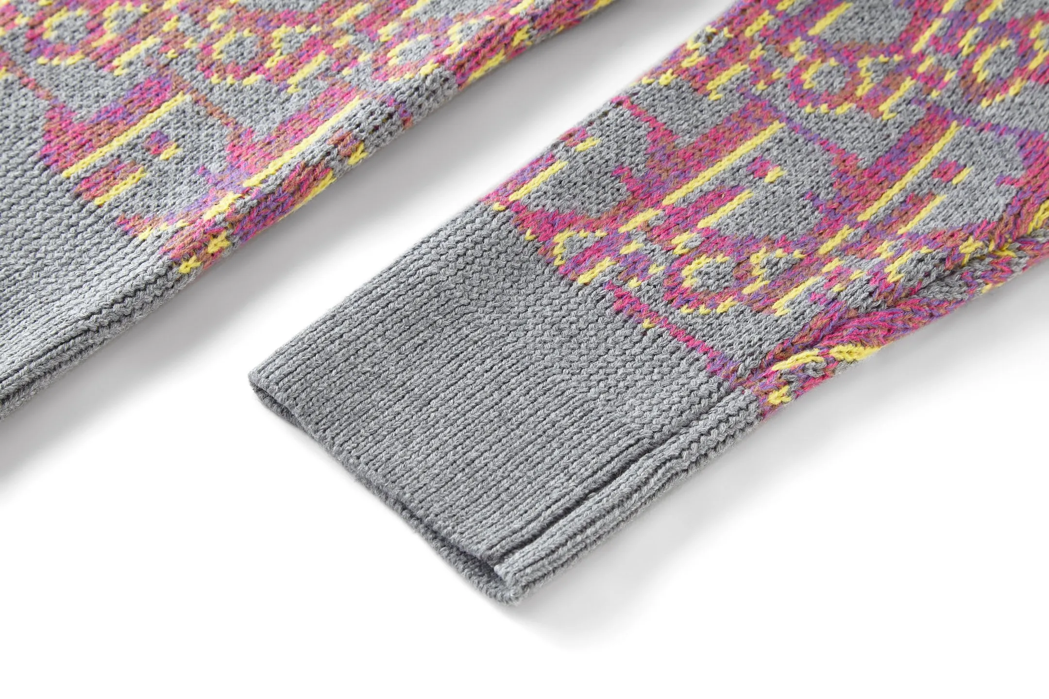 🅿️520 [Exclusive supply] CD all-over jacquard crew neck sweater The yarn was purchased from ZP at 11,087. The yarn is dyed gray, pink and yellow yarn, 70% wool and 30% acrylic 16/1 sheep wool three yarns are twisted into strands. The imported 7-needle jacquard craft yarn is clear and textured, with obvious wool fiber on the surface. The special hemless design is perfect with the macaron color upper body, and the jacquard is all over the body. Every letter is in position, distinguishing it from the wrong version on the market. Size:S-M-L