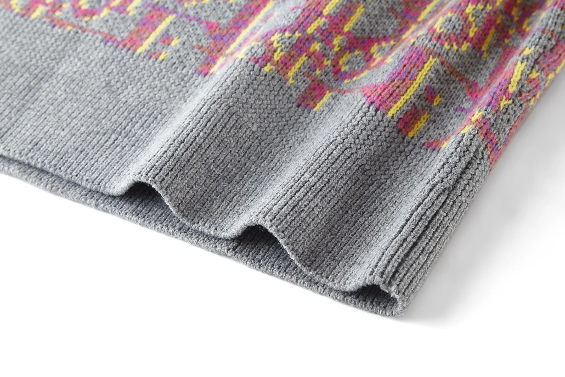 🅿️520 [Exclusive supply] CD all-over jacquard crew neck sweater The yarn was purchased from ZP at 11,087. The yarn is dyed gray, pink and yellow yarn, 70% wool and 30% acrylic 16/1 sheep wool three yarns are twisted into strands. The imported 7-needle jacquard craft yarn is clear and textured, with obvious wool fiber on the surface. The special hemless design is perfect with the macaron color upper body, and the jacquard is all over the body. Every letter is in position, distinguishing it from the wrong version on the market. Size:S-M-L