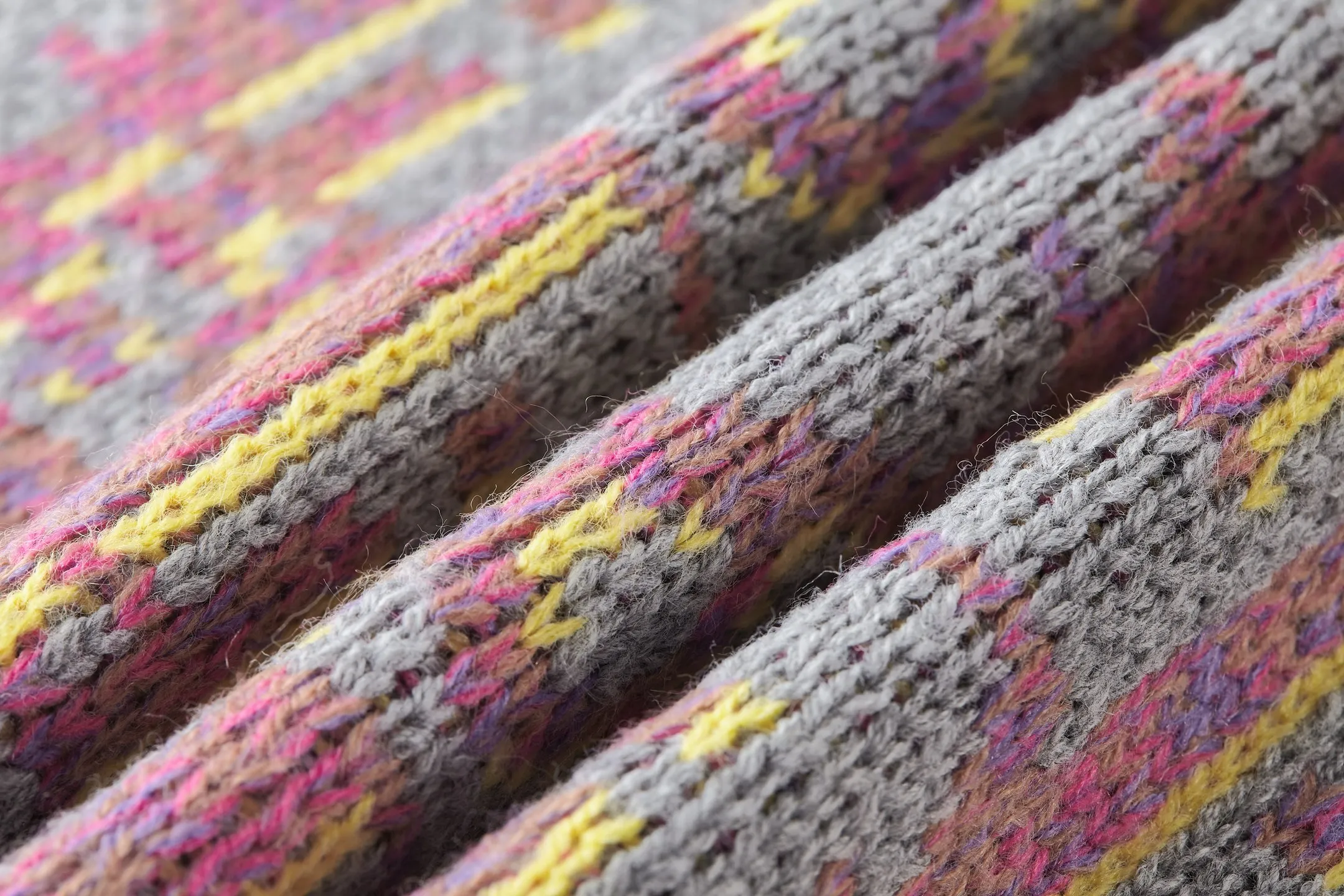 🅿️520 [Exclusive supply] CD all-over jacquard crew neck sweater The yarn was purchased from ZP at 11,087. The yarn is dyed gray, pink and yellow yarn, 70% wool and 30% acrylic 16/1 sheep wool three yarns are twisted into strands. The imported 7-needle jacquard craft yarn is clear and textured, with obvious wool fiber on the surface. The special hemless design is perfect with the macaron color upper body, and the jacquard is all over the body. Every letter is in position, distinguishing it from the wrong version on the market. Size:S-M-L