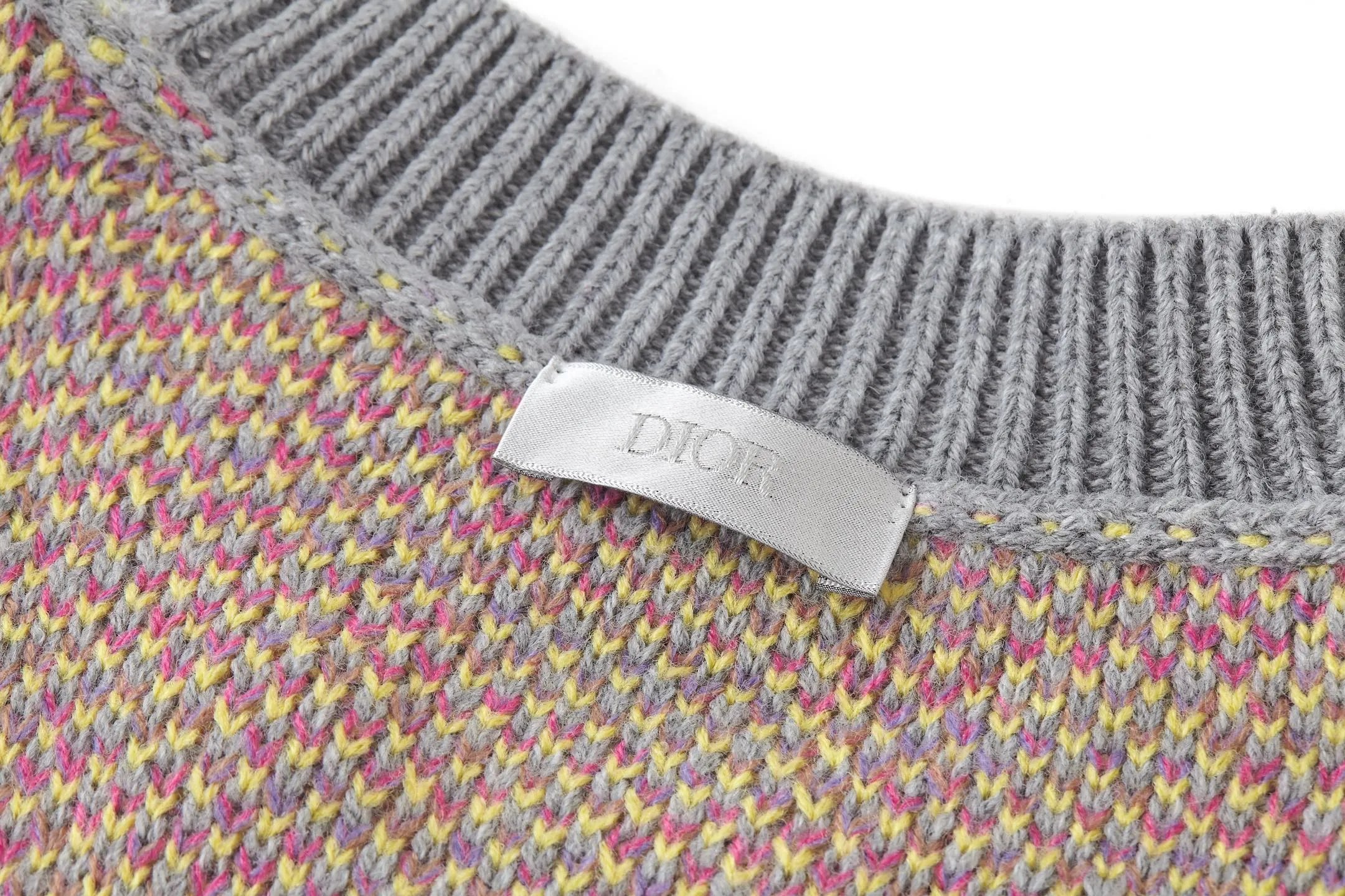 🅿️520 [Exclusive supply] CD all-over jacquard crew neck sweater The yarn was purchased from ZP at 11,087. The yarn is dyed gray, pink and yellow yarn, 70% wool and 30% acrylic 16/1 sheep wool three yarns are twisted into strands. The imported 7-needle jacquard craft yarn is clear and textured, with obvious wool fiber on the surface. The special hemless design is perfect with the macaron color upper body, and the jacquard is all over the body. Every letter is in position, distinguishing it from the wrong version on the market. Size:S-M-L