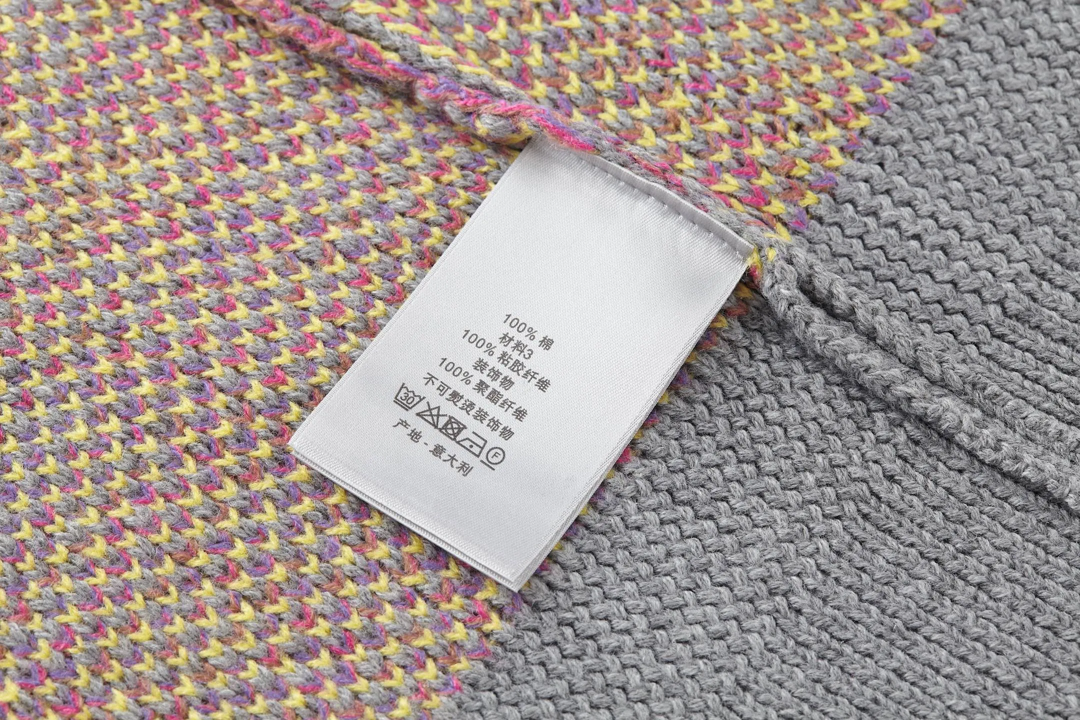 🅿️520 [Exclusive supply] CD all-over jacquard crew neck sweater The yarn was purchased from ZP at 11,087. The yarn is dyed gray, pink and yellow yarn, 70% wool and 30% acrylic 16/1 sheep wool three yarns are twisted into strands. The imported 7-needle jacquard craft yarn is clear and textured, with obvious wool fiber on the surface. The special hemless design is perfect with the macaron color upper body, and the jacquard is all over the body. Every letter is in position, distinguishing it from the wrong version on the market. Size:S-M-L