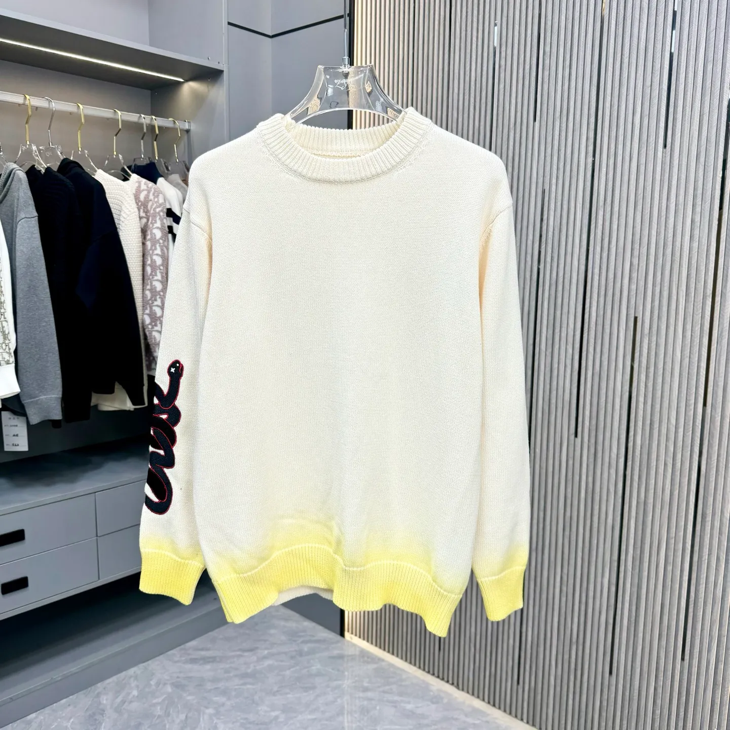 🅿️310 CD 25FW Dior crew neck sweater. The fabric is made of top-quality cashmere yarn. The new autumn and winter Oblique jacquard knitted cashmere sweater adopts a double-sided wearable design and is made of selected high-quality cashmere materials. After fine weaving process, it presents a soft and comfortable touch and excellent thermal insulation performance. The iconic Oblique jacquard pattern is perfectly presented through precision knitting technology. It can be worn on both sides, showing different style charms. The round neck design is simple and elegant, suitable for various matching occasions. Exquisite knitting technology ensures that the clothes are not easily deformed and remain crisp and long-lasting. The double-sided design concept reflects LV's perfect balance of practicality and fashion. Each sweater undergoes strict quality inspection to ensure that the quality meets the brand's consistently high standards. This knitted item combines warmth and style, making it an exquisite addition to your autumn and winter wardrobe. Size:S/M/L/XL