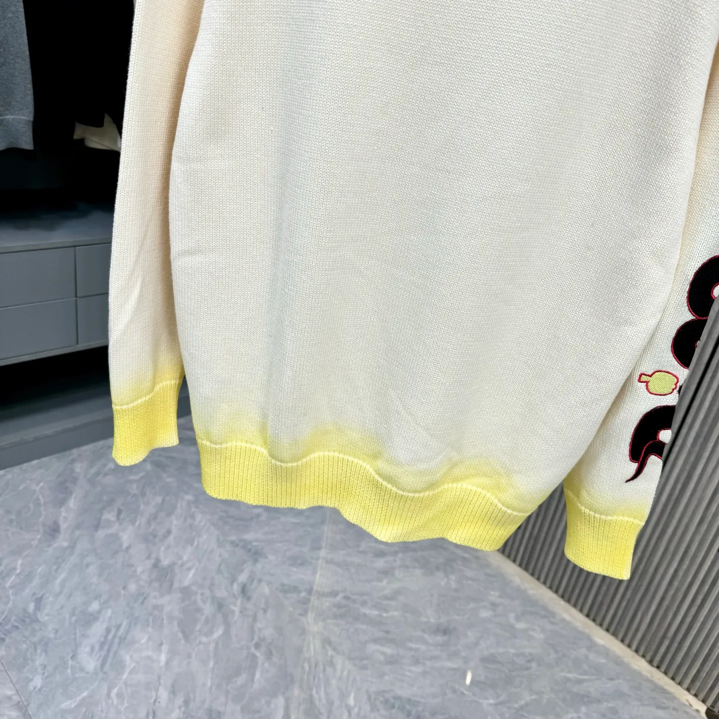 🅿️310 CD 25FW Dior crew neck sweater. The fabric is made of top-quality cashmere yarn. The new autumn and winter Oblique jacquard knitted cashmere sweater adopts a double-sided wearable design and is made of selected high-quality cashmere materials. After fine weaving process, it presents a soft and comfortable touch and excellent thermal insulation performance. The iconic Oblique jacquard pattern is perfectly presented through precision knitting technology. It can be worn on both sides, showing different style charms. The round neck design is simple and elegant, suitable for various matching occasions. Exquisite knitting technology ensures that the clothes are not easily deformed and remain crisp and long-lasting. The double-sided design concept reflects LV's perfect balance of practicality and fashion. Each sweater undergoes strict quality inspection to ensure that the quality meets the brand's consistently high standards. This knitted item combines warmth and style, making it an exquisite addition to your autumn and winter wardrobe. Size:S/M/L/XL