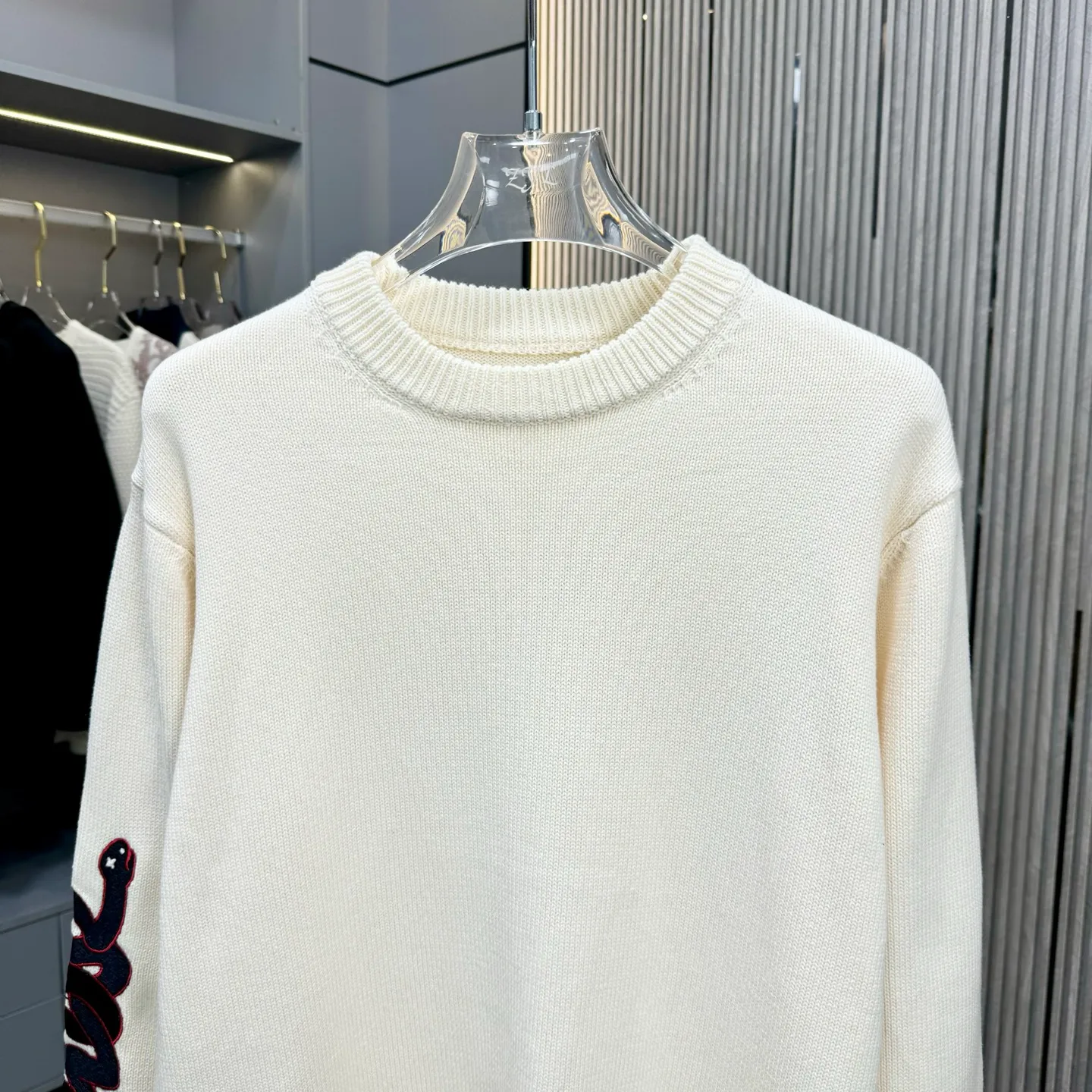🅿️310 CD 25FW Dior crew neck sweater. The fabric is made of top-quality cashmere yarn. The new autumn and winter Oblique jacquard knitted cashmere sweater adopts a double-sided wearable design and is made of selected high-quality cashmere materials. After fine weaving process, it presents a soft and comfortable touch and excellent thermal insulation performance. The iconic Oblique jacquard pattern is perfectly presented through precision knitting technology. It can be worn on both sides, showing different style charms. The round neck design is simple and elegant, suitable for various matching occasions. Exquisite knitting technology ensures that the clothes are not easily deformed and remain crisp and long-lasting. The double-sided design concept reflects LV's perfect balance of practicality and fashion. Each sweater undergoes strict quality inspection to ensure that the quality meets the brand's consistently high standards. This knitted item combines warmth and style, making it an exquisite addition to your autumn and winter wardrobe. Size:S/M/L/XL