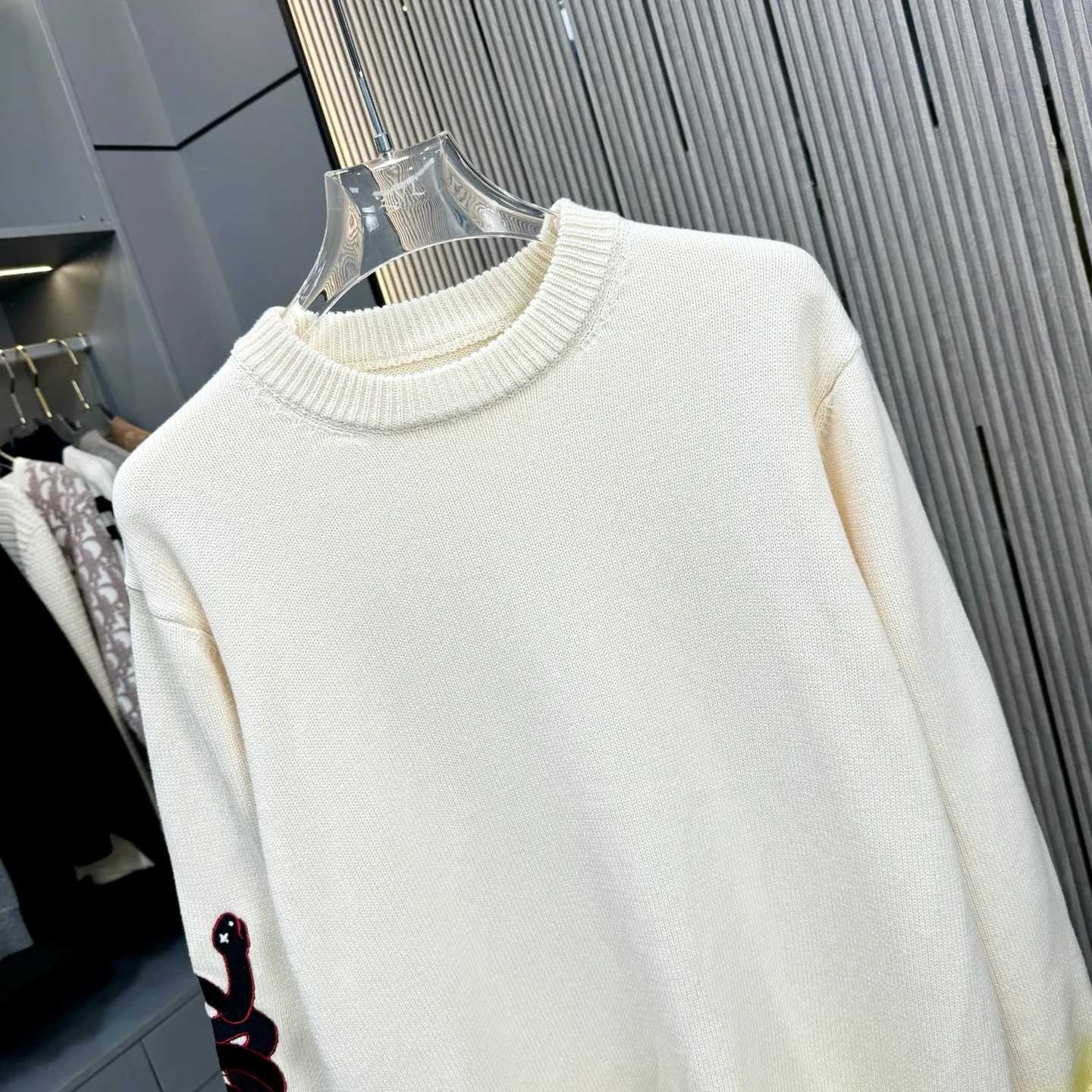 🅿️310 CD 25FW Dior crew neck sweater. The fabric is made of top-quality cashmere yarn. The new autumn and winter Oblique jacquard knitted cashmere sweater adopts a double-sided wearable design and is made of selected high-quality cashmere materials. After fine weaving process, it presents a soft and comfortable touch and excellent thermal insulation performance. The iconic Oblique jacquard pattern is perfectly presented through precision knitting technology. It can be worn on both sides, showing different style charms. The round neck design is simple and elegant, suitable for various matching occasions. Exquisite knitting technology ensures that the clothes are not easily deformed and remain crisp and long-lasting. The double-sided design concept reflects LV's perfect balance of practicality and fashion. Each sweater undergoes strict quality inspection to ensure that the quality meets the brand's consistently high standards. This knitted item combines warmth and style, making it an exquisite addition to your autumn and winter wardrobe. Size:S/M/L/XL