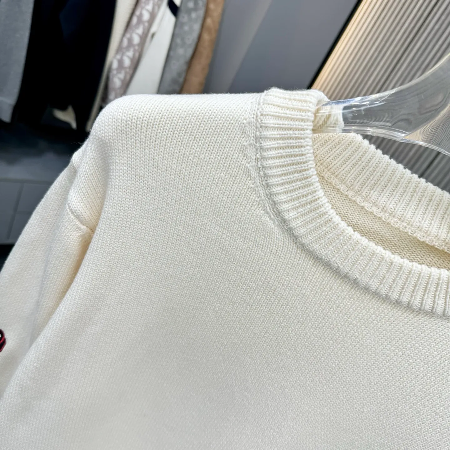 🅿️310 CD 25FW Dior crew neck sweater. The fabric is made of top-quality cashmere yarn. The new autumn and winter Oblique jacquard knitted cashmere sweater adopts a double-sided wearable design and is made of selected high-quality cashmere materials. After fine weaving process, it presents a soft and comfortable touch and excellent thermal insulation performance. The iconic Oblique jacquard pattern is perfectly presented through precision knitting technology. It can be worn on both sides, showing different style charms. The round neck design is simple and elegant, suitable for various matching occasions. Exquisite knitting technology ensures that the clothes are not easily deformed and remain crisp and long-lasting. The double-sided design concept reflects LV's perfect balance of practicality and fashion. Each sweater undergoes strict quality inspection to ensure that the quality meets the brand's consistently high standards. This knitted item combines warmth and style, making it an exquisite addition to your autumn and winter wardrobe. Size:S/M/L/XL