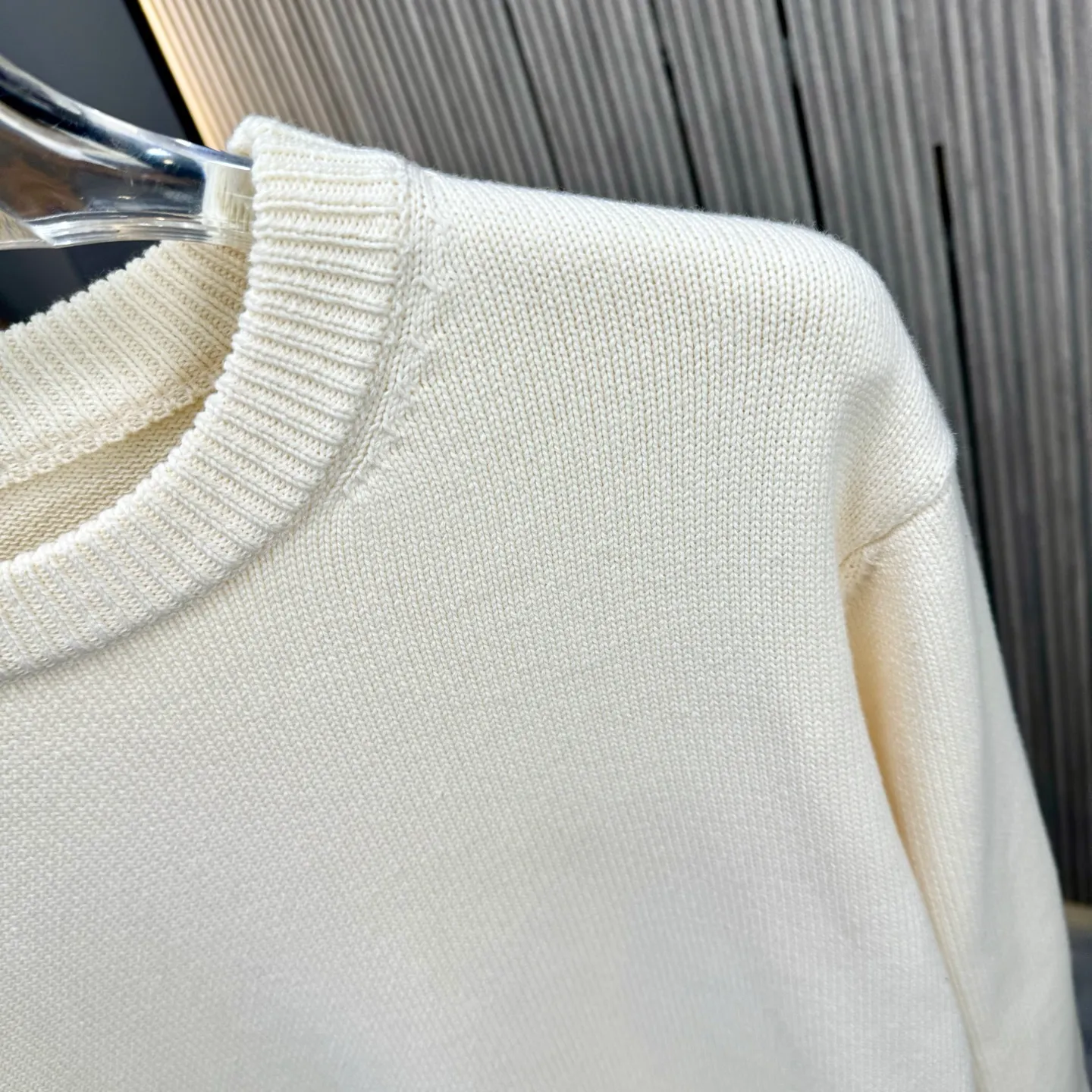 🅿️310 CD 25FW Dior crew neck sweater. The fabric is made of top-quality cashmere yarn. The new autumn and winter Oblique jacquard knitted cashmere sweater adopts a double-sided wearable design and is made of selected high-quality cashmere materials. After fine weaving process, it presents a soft and comfortable touch and excellent thermal insulation performance. The iconic Oblique jacquard pattern is perfectly presented through precision knitting technology. It can be worn on both sides, showing different style charms. The round neck design is simple and elegant, suitable for various matching occasions. Exquisite knitting technology ensures that the clothes are not easily deformed and remain crisp and long-lasting. The double-sided design concept reflects LV's perfect balance of practicality and fashion. Each sweater undergoes strict quality inspection to ensure that the quality meets the brand's consistently high standards. This knitted item combines warmth and style, making it an exquisite addition to your autumn and winter wardrobe. Size:S/M/L/XL