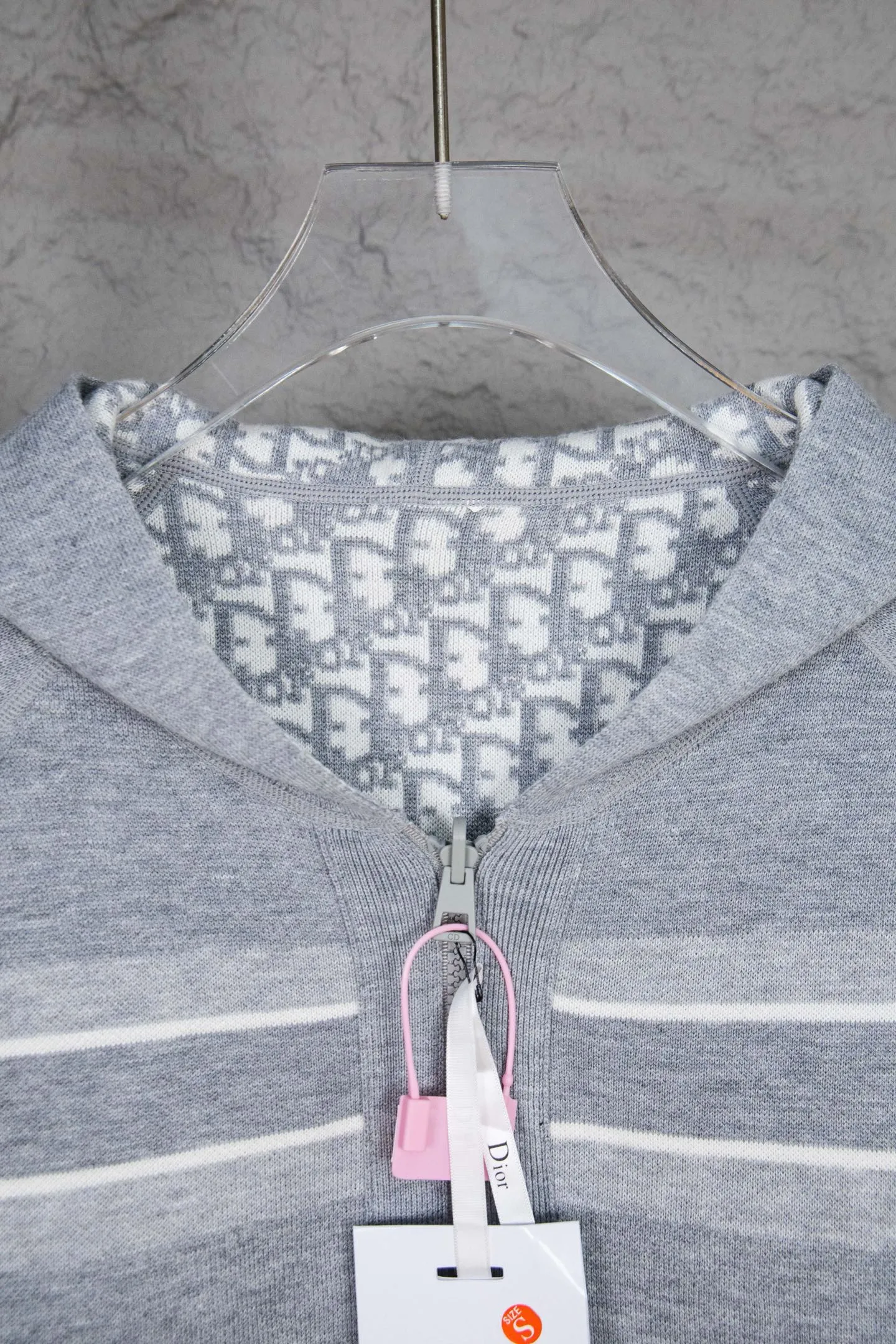 🅿️520 Style No.: M247 Dior 𝘾𝙝𝙧𝙞𝙨𝙩𝙞𝙖𝙣 𝘿𝙞𝙤𝙧 CD 24SS old flower all-over printed double-sided jacquard zipper cardigan jacket sweater Light luxury essential item for daily commuting for men and women Correct version Welcome to compare Detailed features · Made of 50% wool content yarn, 35% cashmere, 15% synthetic fiber · Adopt double-sided jacquard craftsmanship imported from Germany · Collar, cuffs and hem thread design, windproof and comfortable · Spacing between strips of letter logo, fully restored fabric effect · Original main mark, washed tag, moisture-proof paper packaging Color: navy blue white gray Size: S M L