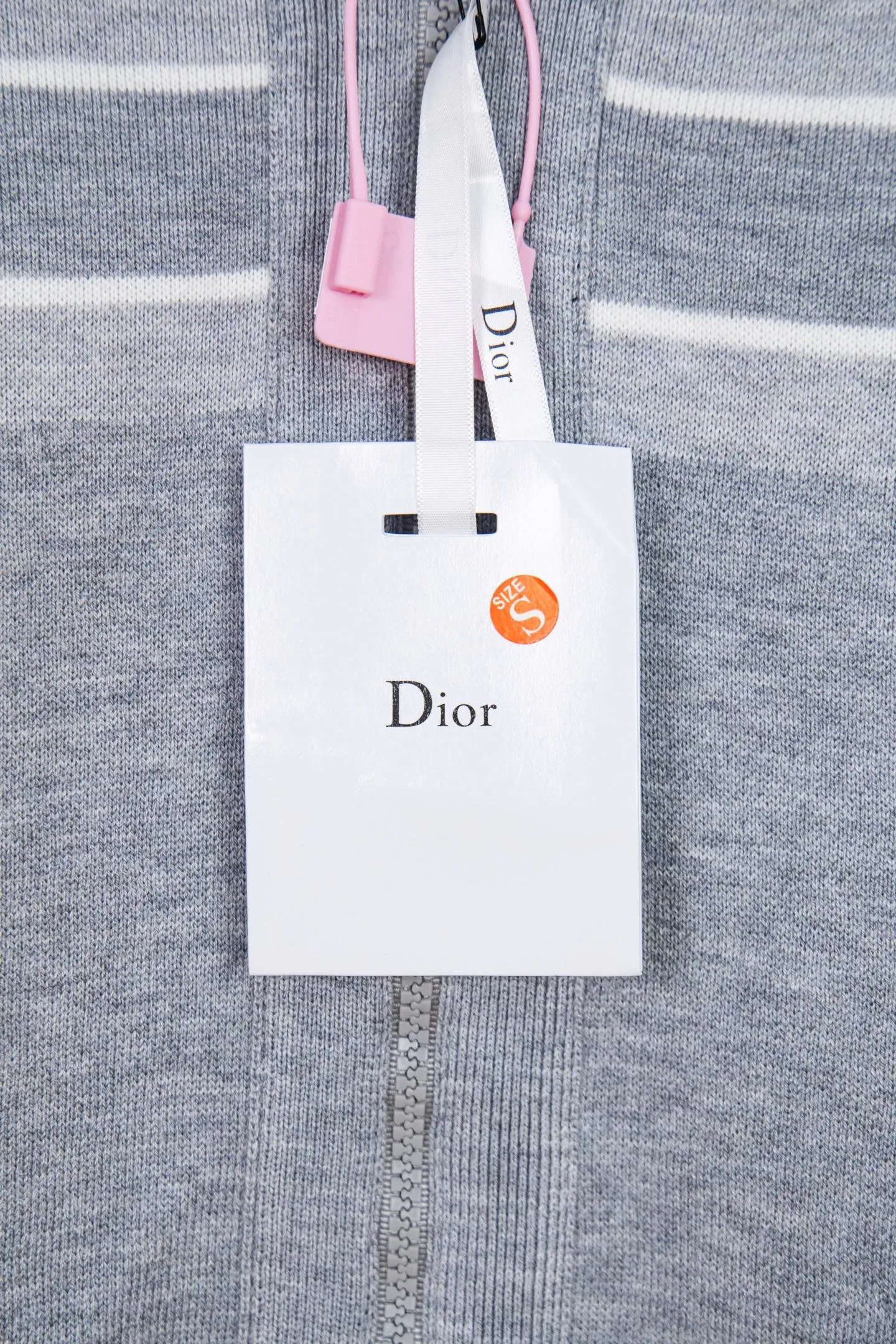 🅿️520 Style No.: M247 Dior 𝘾𝙝𝙧𝙞𝙨𝙩𝙞𝙖𝙣 𝘿𝙞𝙤𝙧 CD 24SS old flower all-over printed double-sided jacquard zipper cardigan jacket sweater Light luxury essential item for daily commuting for men and women Correct version Welcome to compare Detailed features · Made of 50% wool content yarn, 35% cashmere, 15% synthetic fiber · Adopt double-sided jacquard craftsmanship imported from Germany · Collar, cuffs and hem thread design, windproof and comfortable · Spacing between strips of letter logo, fully restored fabric effect · Original main mark, washed tag, moisture-proof paper packaging Color: navy blue white gray Size: S M L