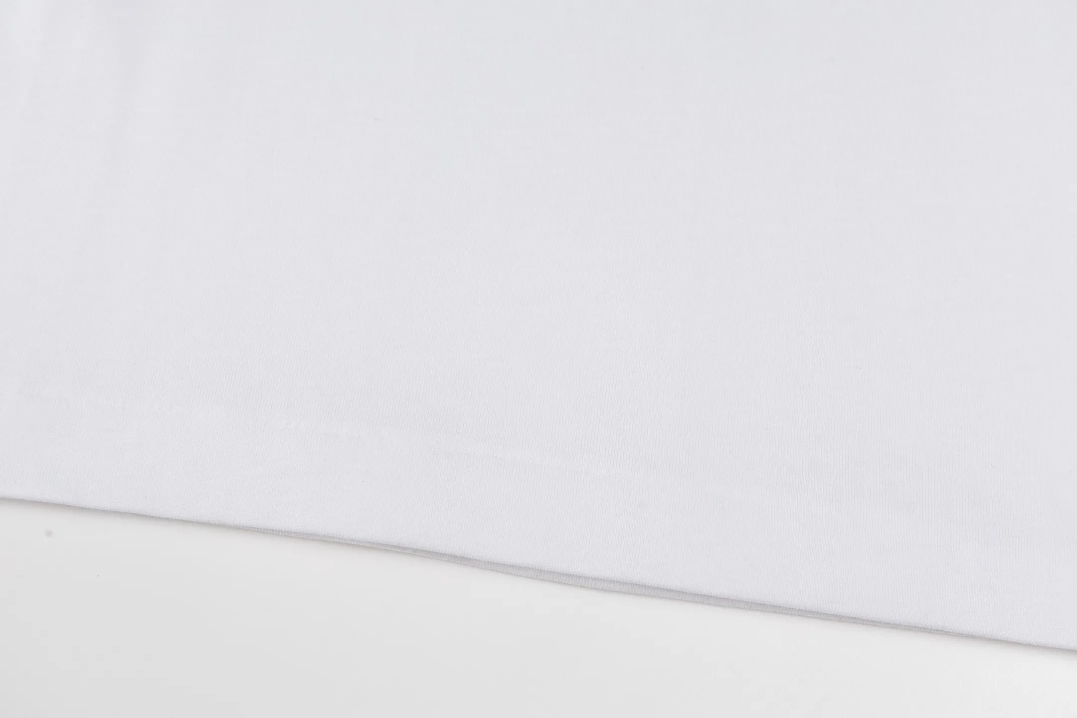 🅿️280 [Exclusive supply] CD 25FW simple label short sleeves (white) The fabric is made of 24S 185g special woven compact cotton fabric, and the rib is made of 32S 300g double yarn rib. This T-shirt is new to the 2025 winter men's collection. It is decorated with a CD Paris logo label inspired by the spirit of haute couture to enhance the style and pay tribute to the extraordinary craftsmanship of the workshop. Crafted from black cotton jersey with a ribbed crew neck and cuffs, it can be worn with track pants for a casual look. It is woven with 24-count special compact cotton yarn. The weaving process requires high standards and requires the use of advanced looms and high-quality raw materials. Specially woven compact cotton has many advantages, such as softness and comfort, good breathability, strong wrinkle resistance, good durability, etc.; it has a tighter, softer and more delicate texture and feel. The brand label on the chest is embellished as the brand's signature detail and is woven using double-sided jacquard technology; black threads are embedded in the white base, or micro-letters are formed through the density of the yarn. The edge of the label is processed by laser cutting, and there are no defects such as yarn leakage and yarn leakage. Size:XS/S/M/L