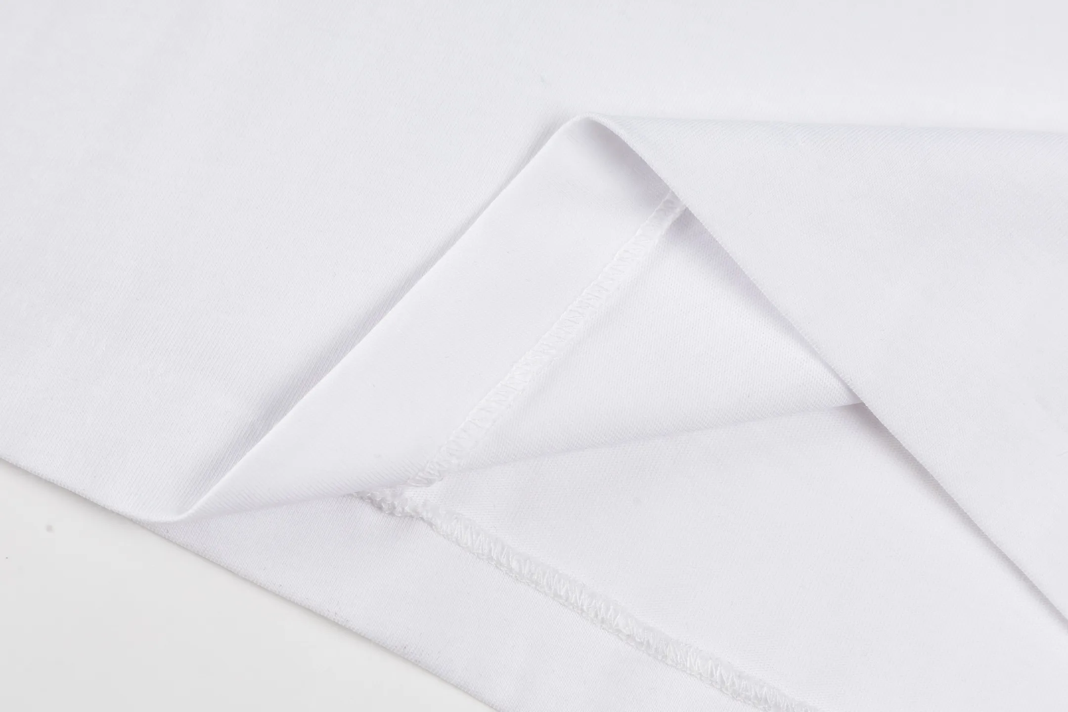 🅿️280 [Exclusive supply] CD 25FW simple label short sleeves (white) The fabric is made of 24S 185g special woven compact cotton fabric, and the rib is made of 32S 300g double yarn rib. This T-shirt is new to the 2025 winter men's collection. It is decorated with a CD Paris logo label inspired by the spirit of haute couture to enhance the style and pay tribute to the extraordinary craftsmanship of the workshop. Crafted from black cotton jersey with a ribbed crew neck and cuffs, it can be worn with track pants for a casual look. It is woven with 24-count special compact cotton yarn. The weaving process requires high standards and requires the use of advanced looms and high-quality raw materials. Specially woven compact cotton has many advantages, such as softness and comfort, good breathability, strong wrinkle resistance, good durability, etc.; it has a tighter, softer and more delicate texture and feel. The brand label on the chest is embellished as the brand's signature detail and is woven using double-sided jacquard technology; black threads are embedded in the white base, or micro-letters are formed through the density of the yarn. The edge of the label is processed by laser cutting, and there are no defects such as yarn leakage and yarn leakage. Size:XS/S/M/L