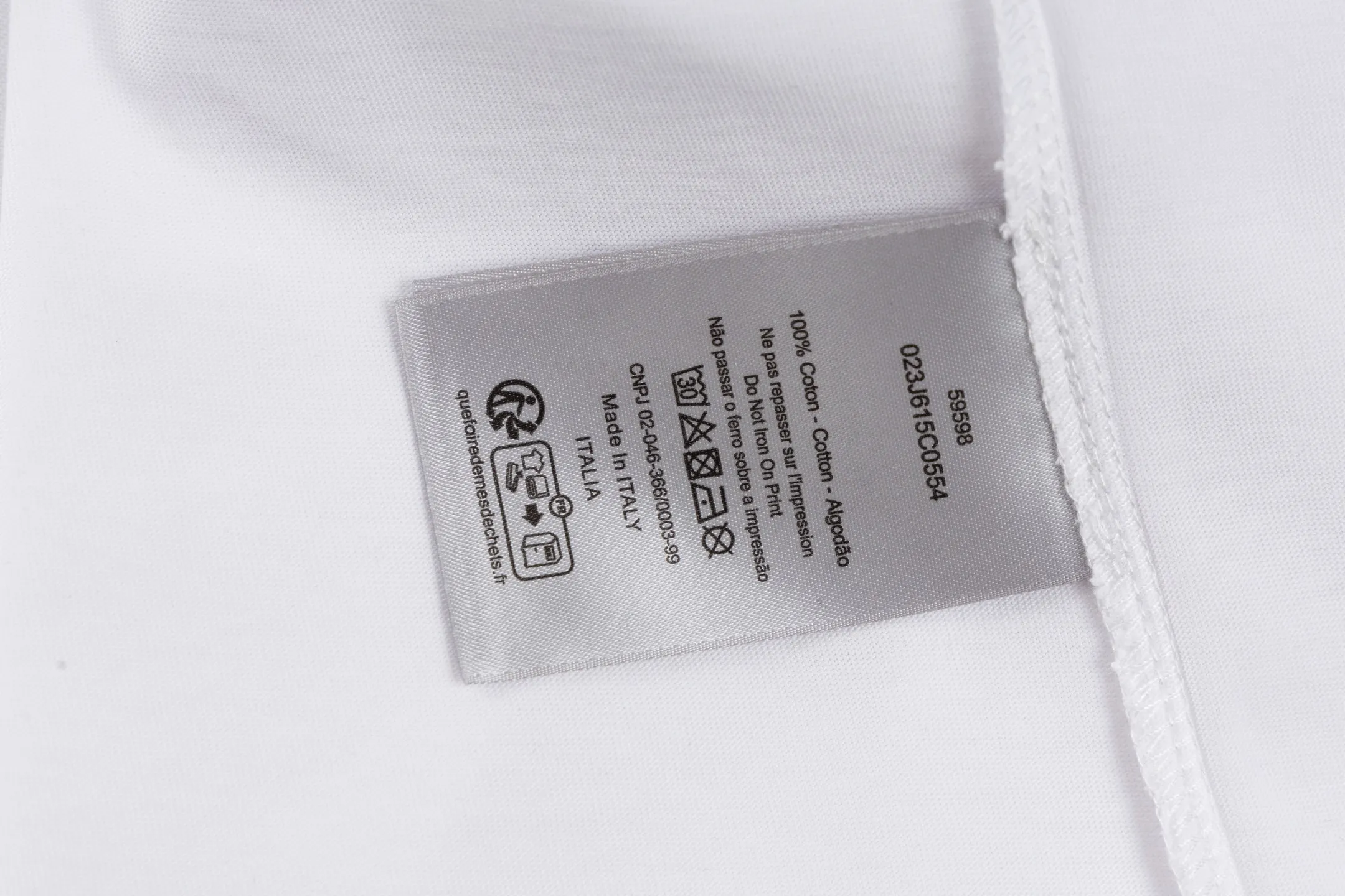 🅿️280 [Exclusive supply] CD 25FW simple label short sleeves (white) The fabric is made of 24S 185g special woven compact cotton fabric, and the rib is made of 32S 300g double yarn rib. This T-shirt is new to the 2025 winter men's collection. It is decorated with a CD Paris logo label inspired by the spirit of haute couture to enhance the style and pay tribute to the extraordinary craftsmanship of the workshop. Crafted from black cotton jersey with a ribbed crew neck and cuffs, it can be worn with track pants for a casual look. It is woven with 24-count special compact cotton yarn. The weaving process requires high standards and requires the use of advanced looms and high-quality raw materials. Specially woven compact cotton has many advantages, such as softness and comfort, good breathability, strong wrinkle resistance, good durability, etc.; it has a tighter, softer and more delicate texture and feel. The brand label on the chest is embellished as the brand's signature detail and is woven using double-sided jacquard technology; black threads are embedded in the white base, or micro-letters are formed through the density of the yarn. The edge of the label is processed by laser cutting, and there are no defects such as yarn leakage and yarn leakage. Size:XS/S/M/L