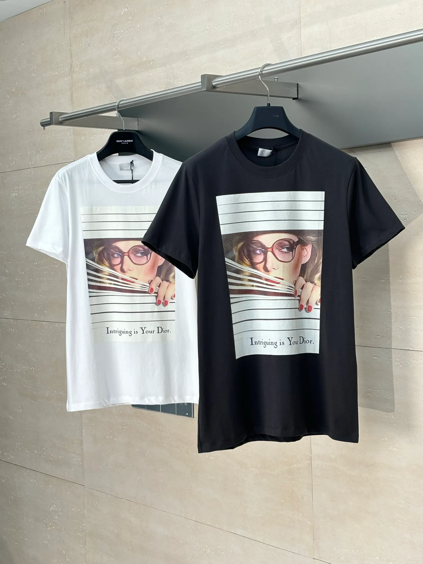 🅿️270 Dio*/Dior 25 new blinds portrait magazine cover printed short-sleeved T-shirt. Made with custom-made pure cotton fabric. The texture is comfortable and soft, skin-friendly and breathable. The chest is decorated with magazine cover prints, using digital direct injection technology. The loose fit can be matched with many types of clothing to create a fashionable look. Size: S/M/L/XL