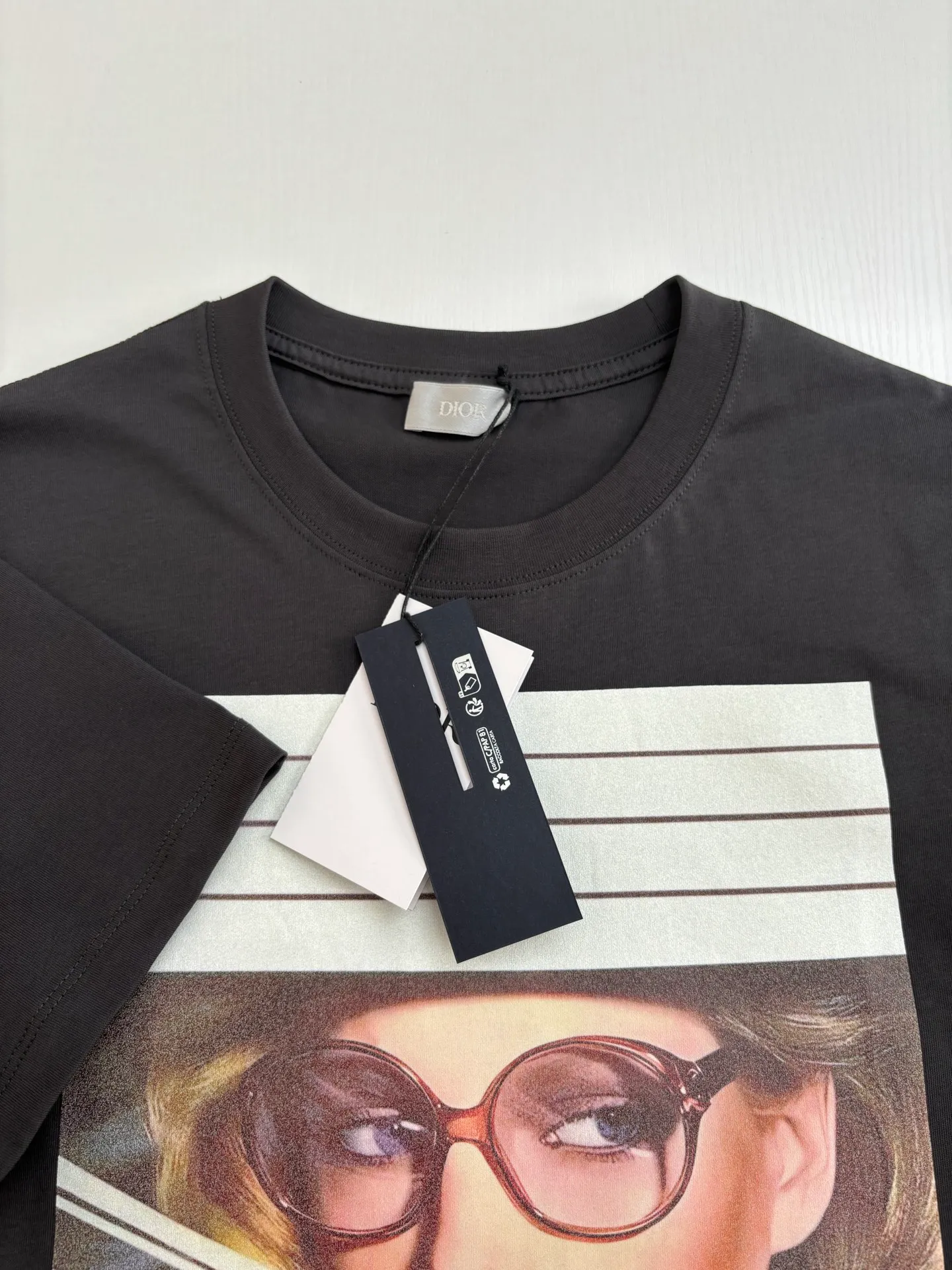 🅿️270 Dio*/Dior 25 new blinds portrait magazine cover printed short-sleeved T-shirt. Made with custom-made pure cotton fabric. The texture is comfortable and soft, skin-friendly and breathable. The chest is decorated with magazine cover prints, using digital direct injection technology. The loose fit can be matched with many types of clothing to create a fashionable look. Size: S/M/L/XL