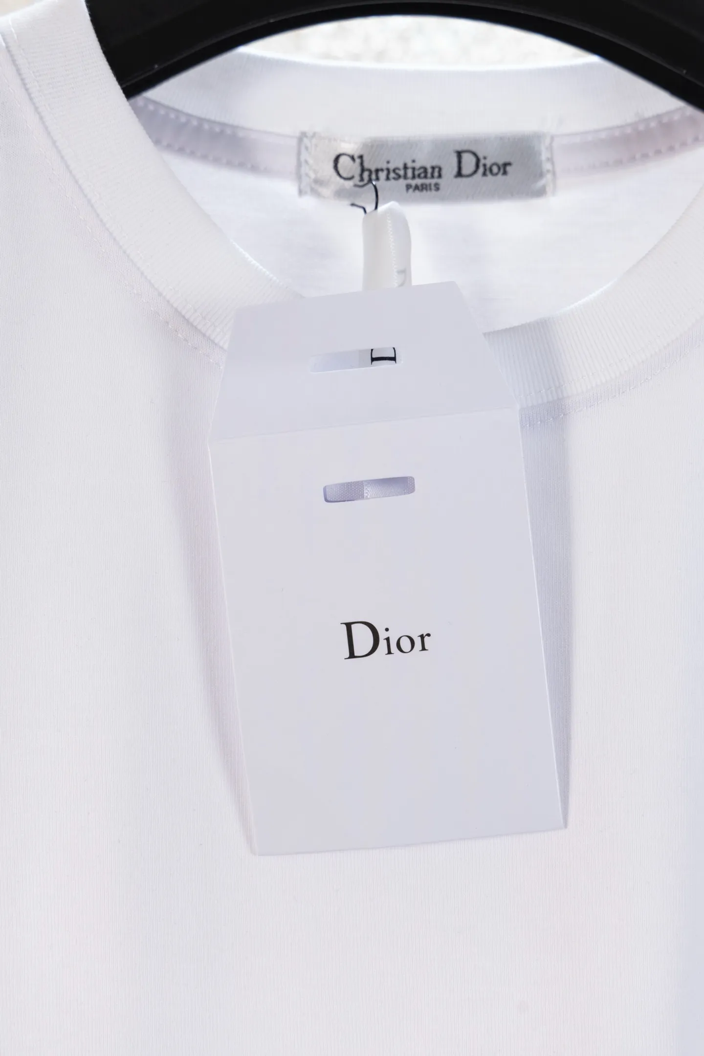 🅿️166 Style No. L8030 DIOR Dior printed letters‼ ️Short-sleeved T-shirt® is the same as the official website *Customized 280g cotton fabric, soft, skin-friendly and comfortable *Laminated letter logo on the front *A very simple and elegant one that is unparalleled in terms of upper body comfort, interpreting your luxury and taste, and creating your fashionable style and charm. ⚠️Washing method: It is recommended to dry clean or wrap the reverse side in a laundry bag and machine wash it quickly in cold water and let it dry naturally! ⚠️Same style for men and women 𝐂𝐎𝐋𝐎𝐔𝐑: white black 𝐒𝐈𝐙𝐄 XS S M L