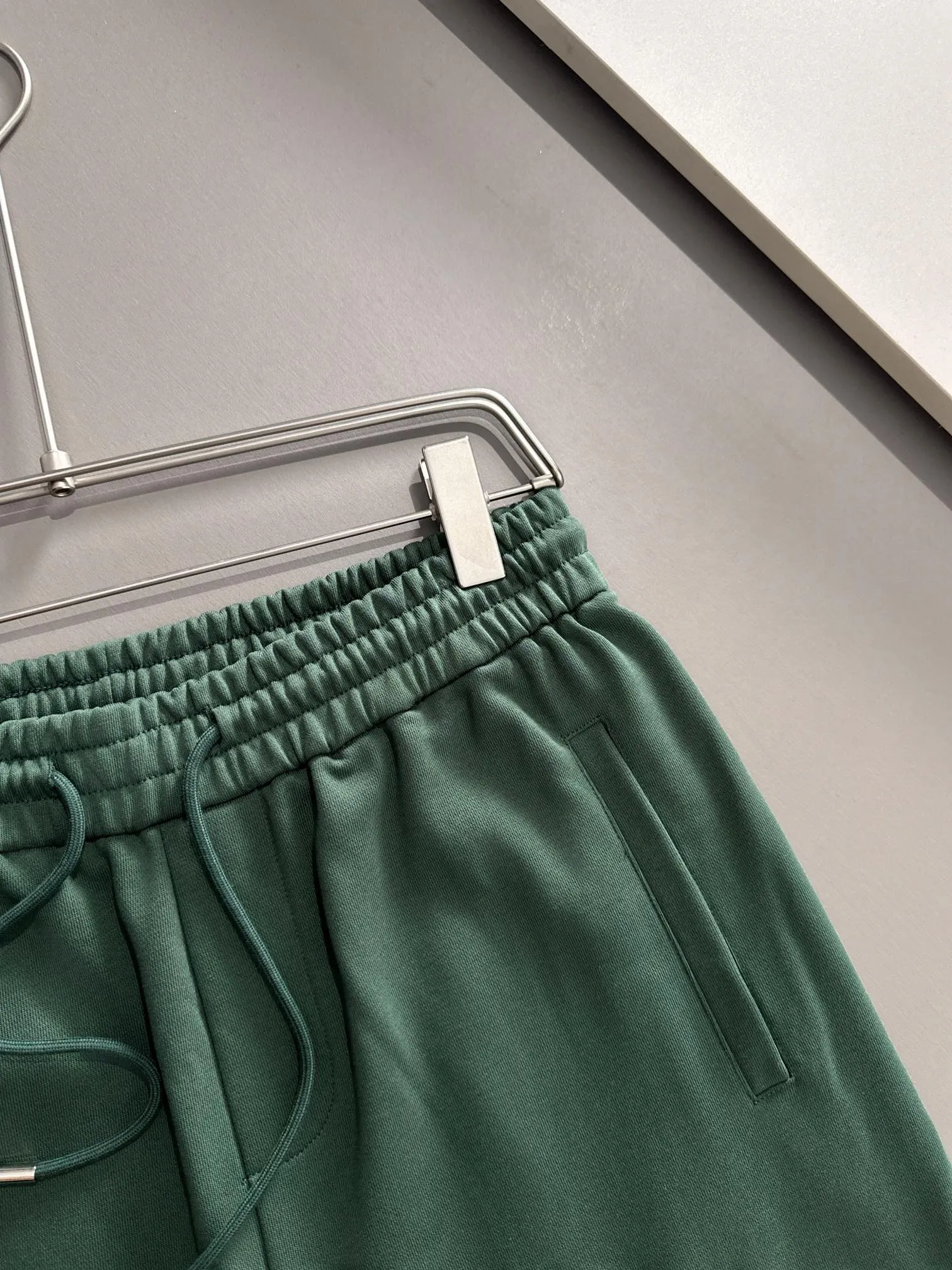 🅿️210 set style! Dior Dior 2025 new model, light luxury, patch embroidery logo, flocked CD striped letters, daily commuting for men and women, must-have casual shorts ·Customized terry fabrics ·Imported machine embroidery technology ·Inner edge processing, no head pressure ·Waist label and hangtag, three wash marks are complete Color: Green Size: XS S M L