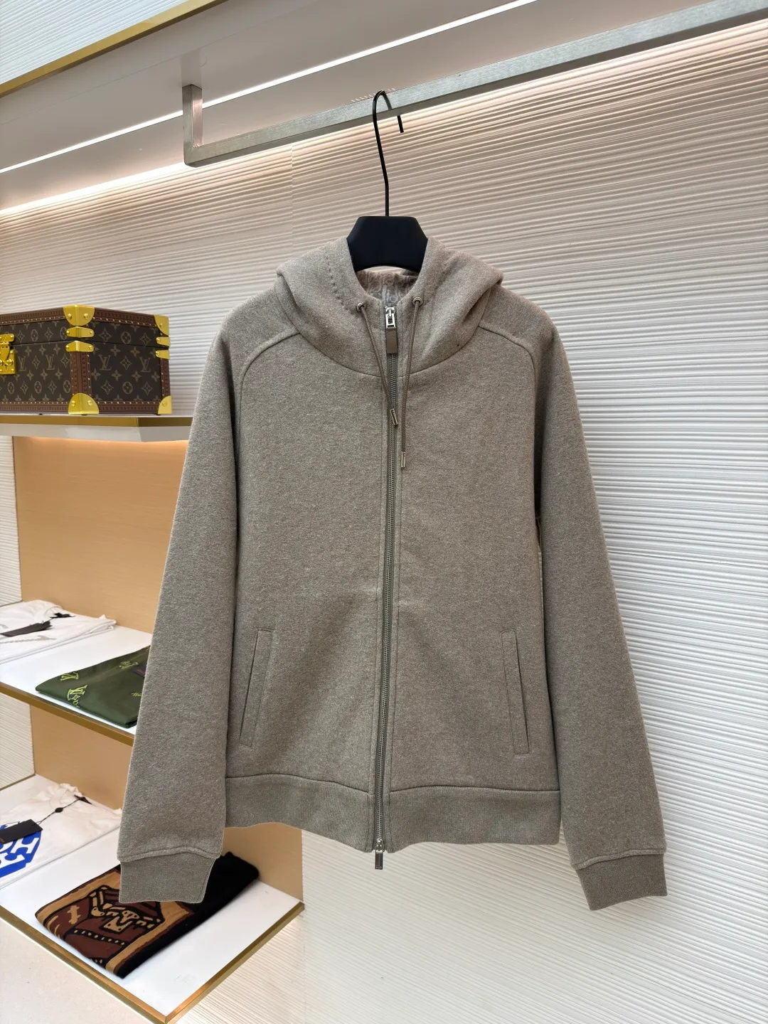 Dior presbyopic wool cashmere hooded turtleneck cardigan jacket ●Original version: Purchased and developed for 37999 ●Item number: 1680895-D15 ●Fabric: wool cashmere fabric ●Technology: Jacquard texture production ●Version: fitted version ●Weight: about 1070 grams ●Size: S-M-L-XL ●Description: The fabric is made of cashmere fabric, containing 50% wool and pure cotton, with original hemming inside, jacquard letters, integrated design. One side has a solid color logo, and the spliced side has a classic presbyopia. It can be worn on both sides to change the style at any time. Customized imported velvet imported machine weaving, the material is conscientious and full of high-end texture. It is comfortable to wear and skin-friendly. It is made by a large factory and has perfect details and texture. The fabric is made of imported cashmere yarn. New product for early autumn! Hot style return! New version of dropped shoulder design High-grade navy blue presbyopic logo zipper cashmere jacket. Reversible. The letter jacquard texture on the back is luxurious and handsome. The hooded design is fashionable and advanced. The classic version does not make people look slimmer. Highly recommended! The overall wiring is straight and delicate, the fabric is comfortable and soft, and the color is consistent without color difference. It can be matched with the same style to create a fashionable look and control various occasions. Customized accessories, complete with three standards, same style for men and women!