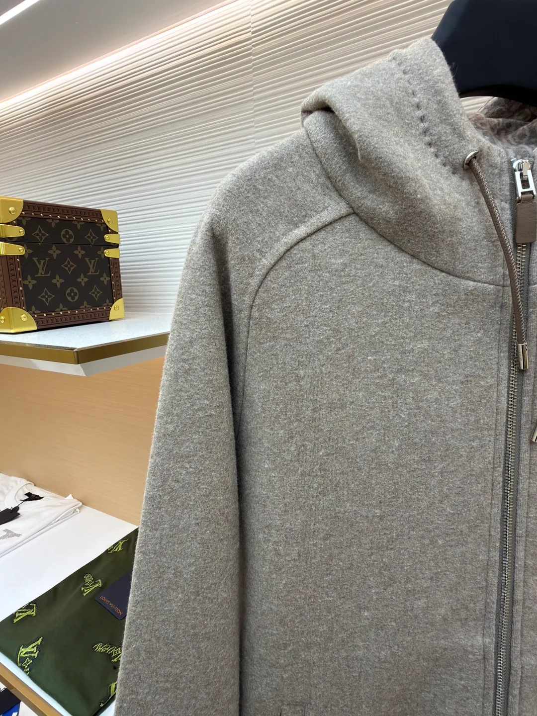 Dior presbyopic wool cashmere hooded turtleneck cardigan jacket ●Original version: Purchased and developed for 37999 ●Item number: 1680895-D15 ●Fabric: wool cashmere fabric ●Technology: Jacquard texture production ●Version: fitted version ●Weight: about 1070 grams ●Size: S-M-L-XL ●Description: The fabric is made of cashmere fabric, containing 50% wool and pure cotton, with original hemming inside, jacquard letters, integrated design. One side has a solid color logo, and the spliced side has a classic presbyopia. It can be worn on both sides to change the style at any time. Customized imported velvet imported machine weaving, the material is conscientious and full of high-end texture. It is comfortable to wear and skin-friendly. It is made by a large factory and has perfect details and texture. The fabric is made of imported cashmere yarn. New product for early autumn! Hot style return! New version of dropped shoulder design High-grade navy blue presbyopic logo zipper cashmere jacket. Reversible. The letter jacquard texture on the back is luxurious and handsome. The hooded design is fashionable and advanced. The classic version does not make people look slimmer. Highly recommended! The overall wiring is straight and delicate, the fabric is comfortable and soft, and the color is consistent without color difference. It can be matched with the same style to create a fashionable look and control various occasions. Customized accessories, complete with three standards, same style for men and women!