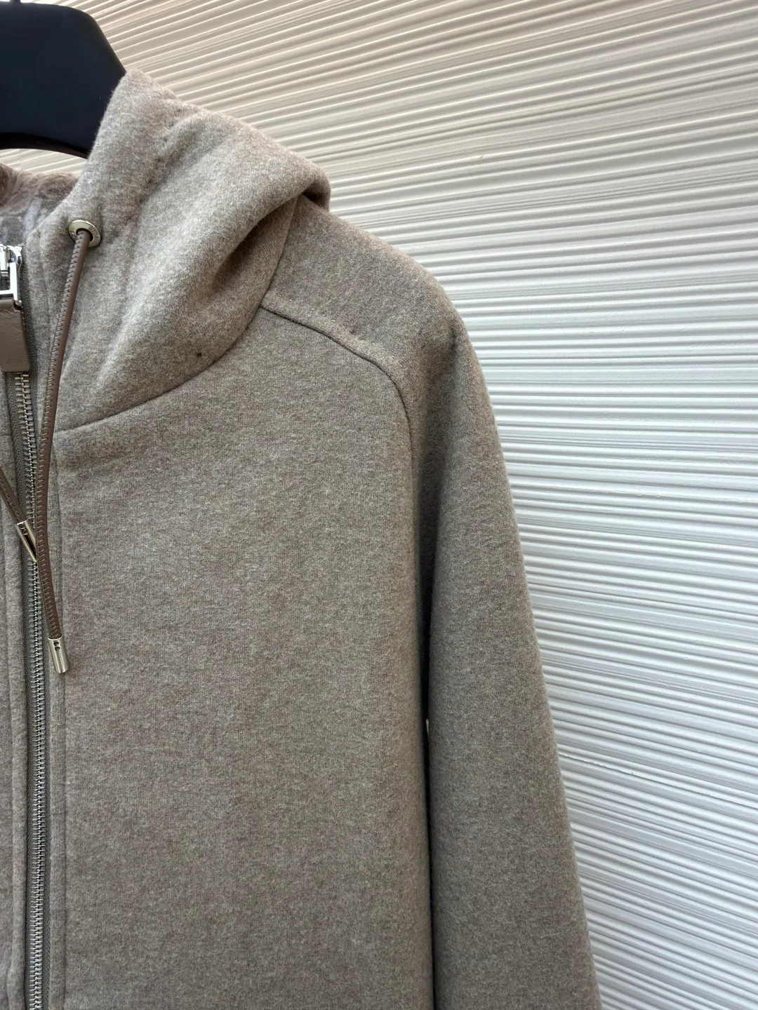 Dior presbyopic wool cashmere hooded turtleneck cardigan jacket ●Original version: Purchased and developed for 37999 ●Item number: 1680895-D15 ●Fabric: wool cashmere fabric ●Technology: Jacquard texture production ●Version: fitted version ●Weight: about 1070 grams ●Size: S-M-L-XL ●Description: The fabric is made of cashmere fabric, containing 50% wool and pure cotton, with original hemming inside, jacquard letters, integrated design. One side has a solid color logo, and the spliced side has a classic presbyopia. It can be worn on both sides to change the style at any time. Customized imported velvet imported machine weaving, the material is conscientious and full of high-end texture. It is comfortable to wear and skin-friendly. It is made by a large factory and has perfect details and texture. The fabric is made of imported cashmere yarn. New product for early autumn! Hot style return! New version of dropped shoulder design High-grade navy blue presbyopic logo zipper cashmere jacket. Reversible. The letter jacquard texture on the back is luxurious and handsome. The hooded design is fashionable and advanced. The classic version does not make people look slimmer. Highly recommended! The overall wiring is straight and delicate, the fabric is comfortable and soft, and the color is consistent without color difference. It can be matched with the same style to create a fashionable look and control various occasions. Customized accessories, complete with three standards, same style for men and women!