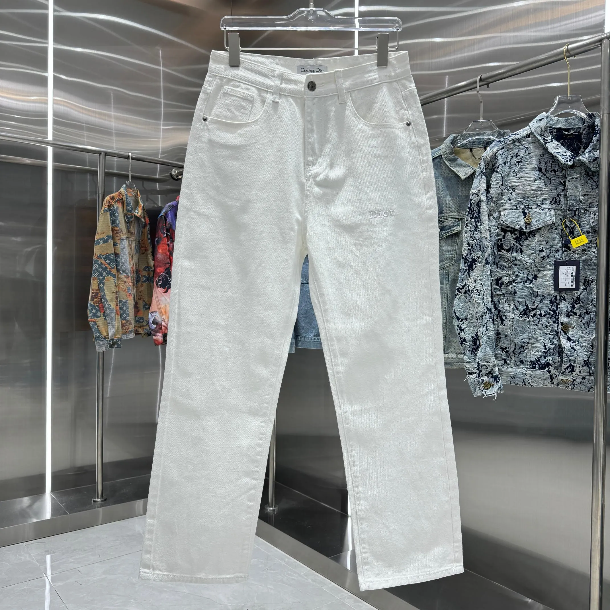 🅿️270 Dior 25 new product silicone jeans with LOGO on the back pocket! Specific latest brand leather label blockbuster item ~ private channel rare product! No matter from the pattern, fabric or small details of hardware accessories, you can't be picky! Customer-supplied hardware accessories Imported customer-supplied custom-woven denim cotton fabric, fashionable and individual. Super versatile and good-looking, a must-have for everyone. Very good-looking Size: 28 30 32 34 36 Color: white