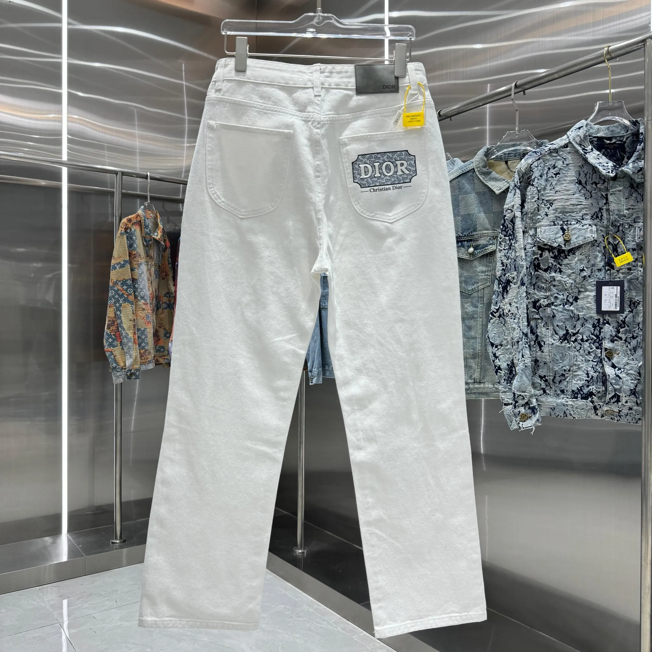 🅿️270 Dior 25 new product silicone jeans with LOGO on the back pocket! Specific latest brand leather label blockbuster item ~ private channel rare product! No matter from the pattern, fabric or small details of hardware accessories, you can't be picky! Customer-supplied hardware accessories Imported customer-supplied custom-woven denim cotton fabric, fashionable and individual. Super versatile and good-looking, a must-have for everyone. Very good-looking Size: 28 30 32 34 36 Color: white