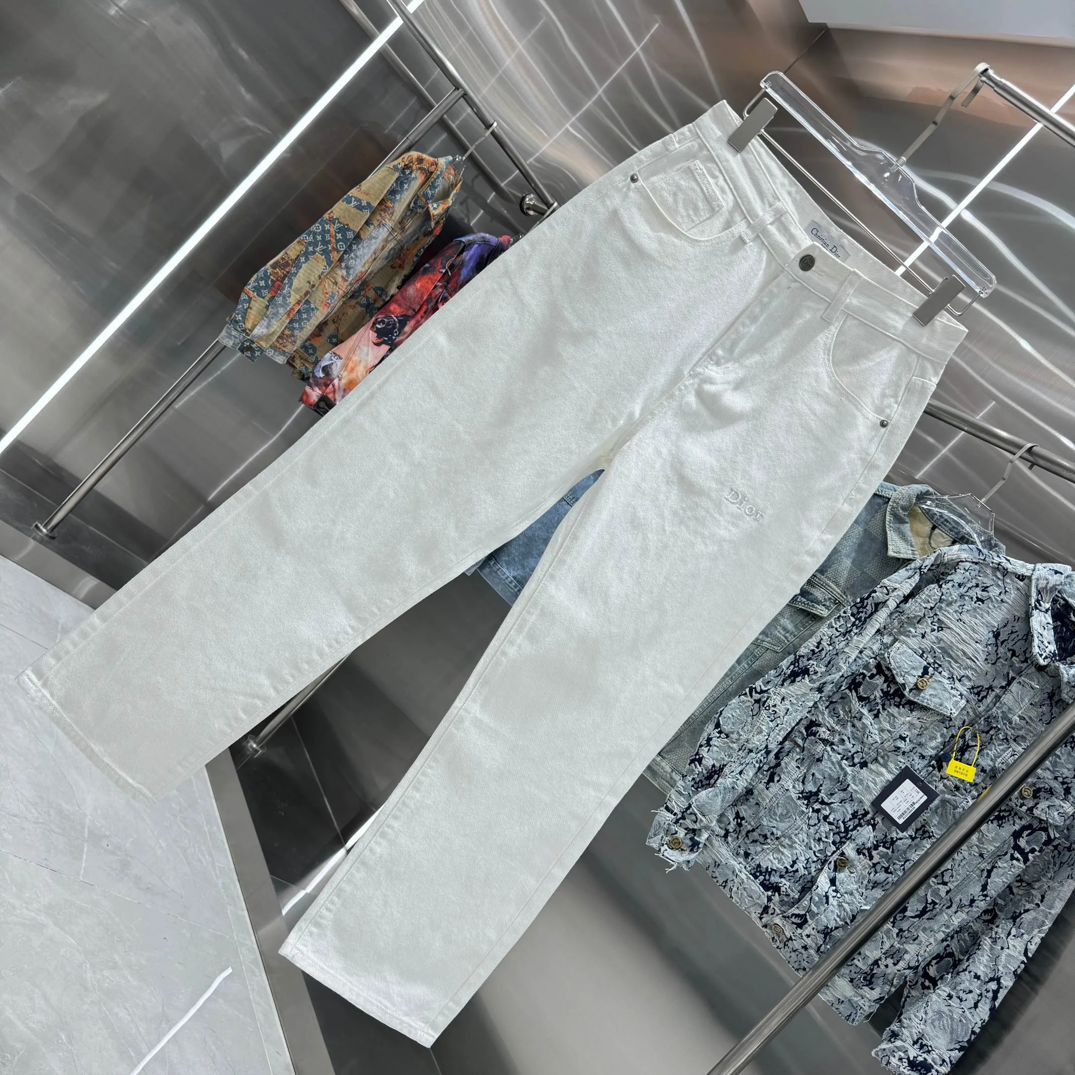 🅿️270 Dior 25 new product silicone jeans with LOGO on the back pocket! Specific latest brand leather label blockbuster item ~ private channel rare product! No matter from the pattern, fabric or small details of hardware accessories, you can't be picky! Customer-supplied hardware accessories Imported customer-supplied custom-woven denim cotton fabric, fashionable and individual. Super versatile and good-looking, a must-have for everyone. Very good-looking Size: 28 30 32 34 36 Color: white