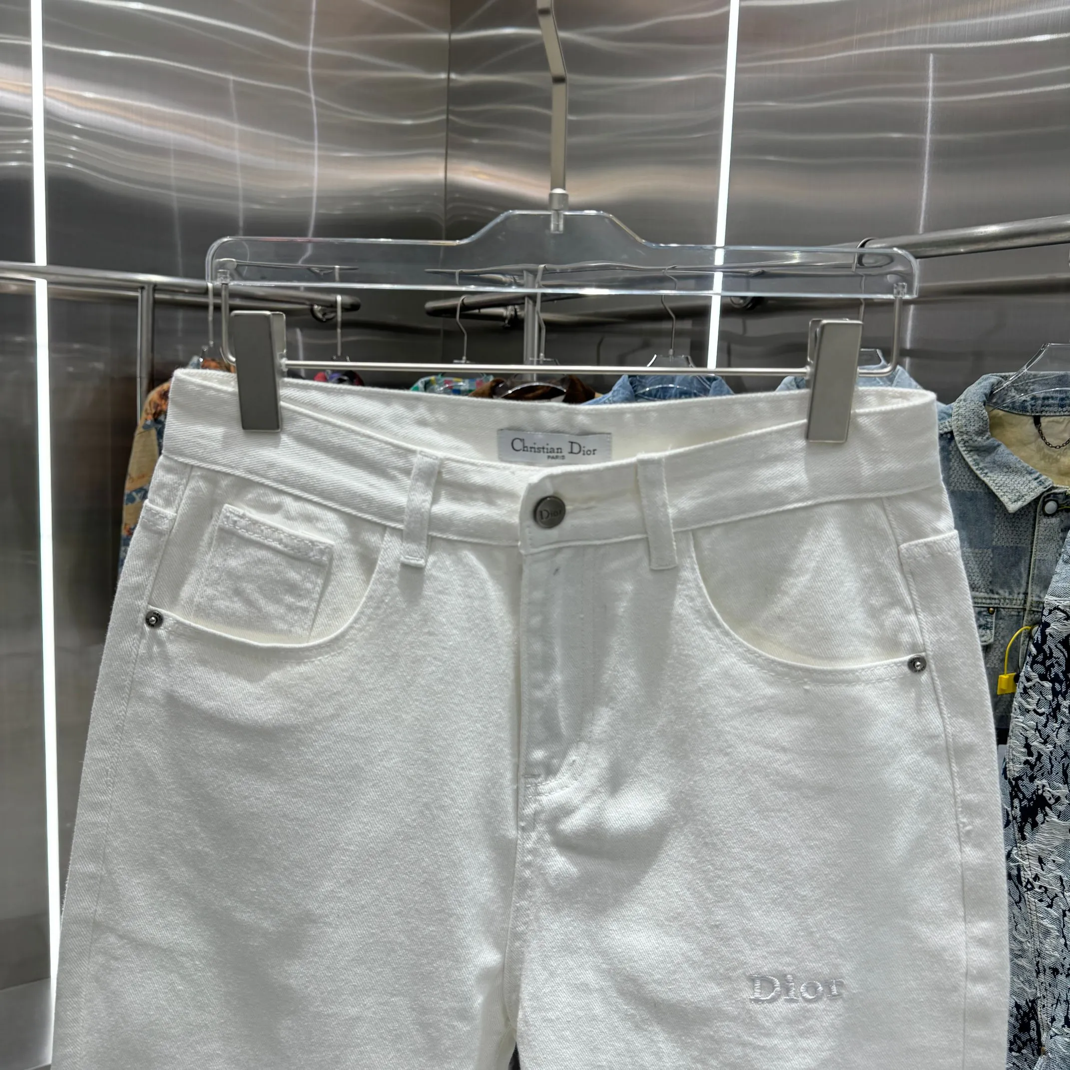 🅿️270 Dior 25 new product silicone jeans with LOGO on the back pocket! Specific latest brand leather label blockbuster item ~ private channel rare product! No matter from the pattern, fabric or small details of hardware accessories, you can't be picky! Customer-supplied hardware accessories Imported customer-supplied custom-woven denim cotton fabric, fashionable and individual. Super versatile and good-looking, a must-have for everyone. Very good-looking Size: 28 30 32 34 36 Color: white