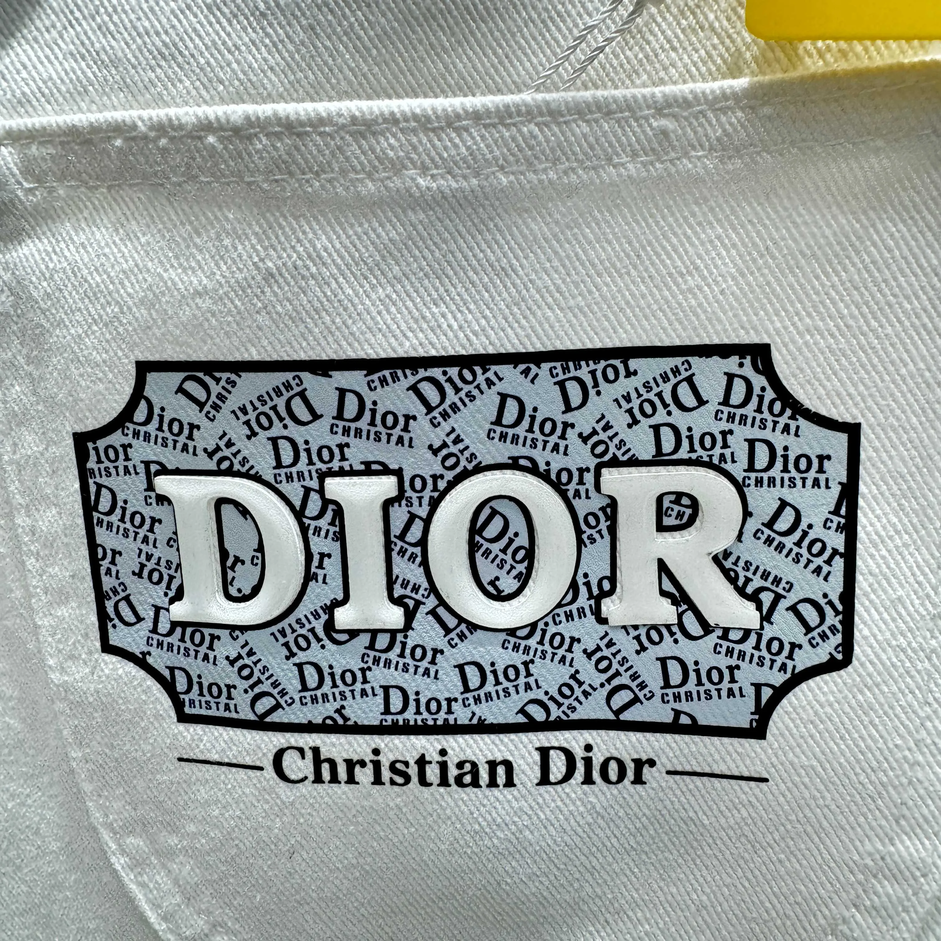 🅿️270 Dior 25 new product silicone jeans with LOGO on the back pocket! Specific latest brand leather label blockbuster item ~ private channel rare product! No matter from the pattern, fabric or small details of hardware accessories, you can't be picky! Customer-supplied hardware accessories Imported customer-supplied custom-woven denim cotton fabric, fashionable and individual. Super versatile and good-looking, a must-have for everyone. Very good-looking Size: 28 30 32 34 36 Color: white