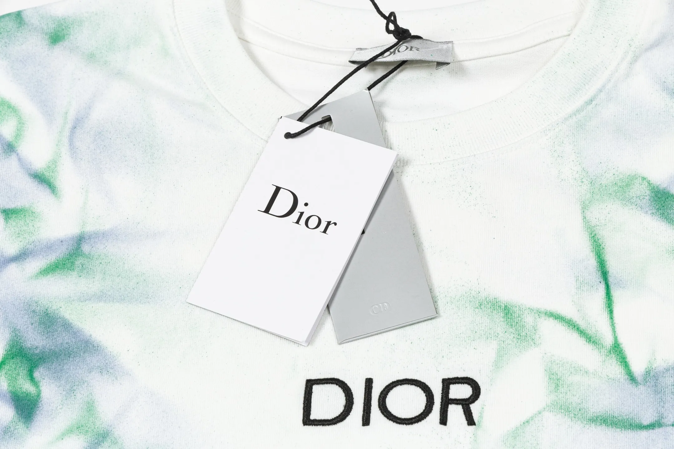 🅿️190 Dior 2025 new model, imported machine embroidered small letters logo, hand-painted salary blessing, same style for men and women, short-sleeved T-shirt, ·Customized 320g 100% double yarn pure cotton fabric, ·Design dyed 32 counts double-strand thread, ·Collar label, hangtag, main mark and three labels complete. Color: White Size: S M L XL