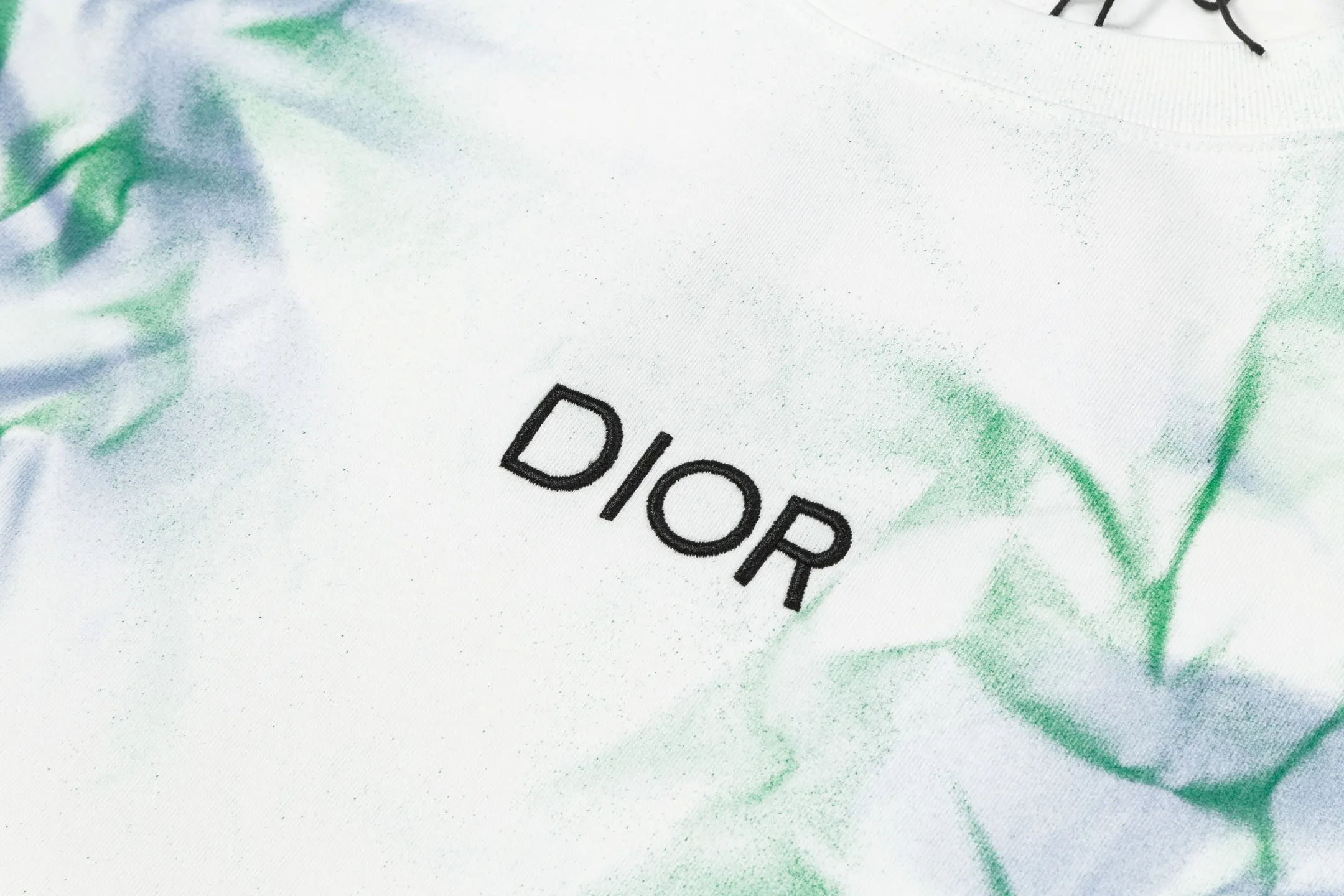 🅿️190 Dior 2025 new model, imported machine embroidered small letters logo, hand-painted salary blessing, same style for men and women, short-sleeved T-shirt, ·Customized 320g 100% double yarn pure cotton fabric, ·Design dyed 32 counts double-strand thread, ·Collar label, hangtag, main mark and three labels complete. Color: White Size: S M L XL