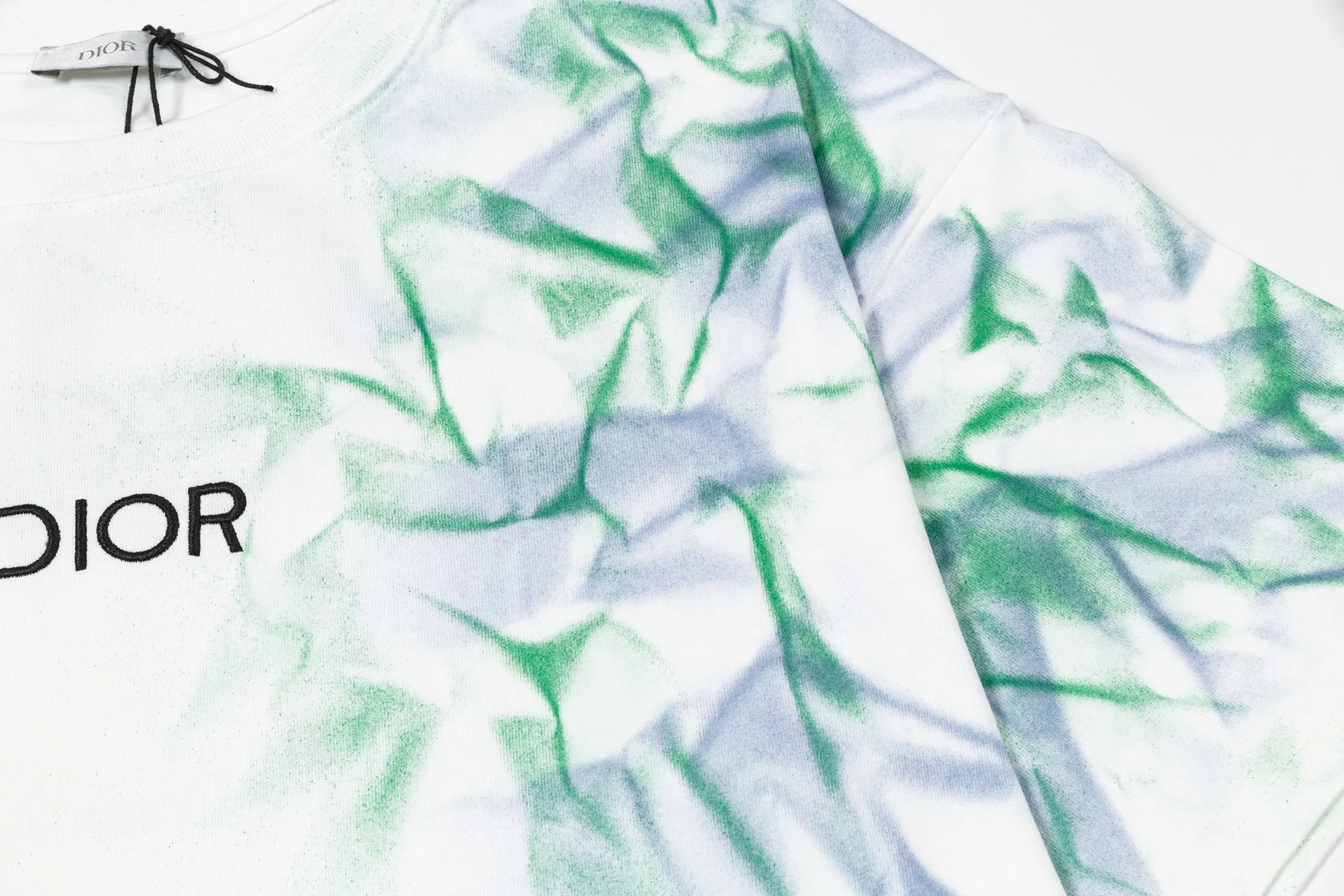 🅿️190 Dior 2025 new model, imported machine embroidered small letters logo, hand-painted salary blessing, same style for men and women, short-sleeved T-shirt, ·Customized 320g 100% double yarn pure cotton fabric, ·Design dyed 32 counts double-strand thread, ·Collar label, hangtag, main mark and three labels complete. Color: White Size: S M L XL