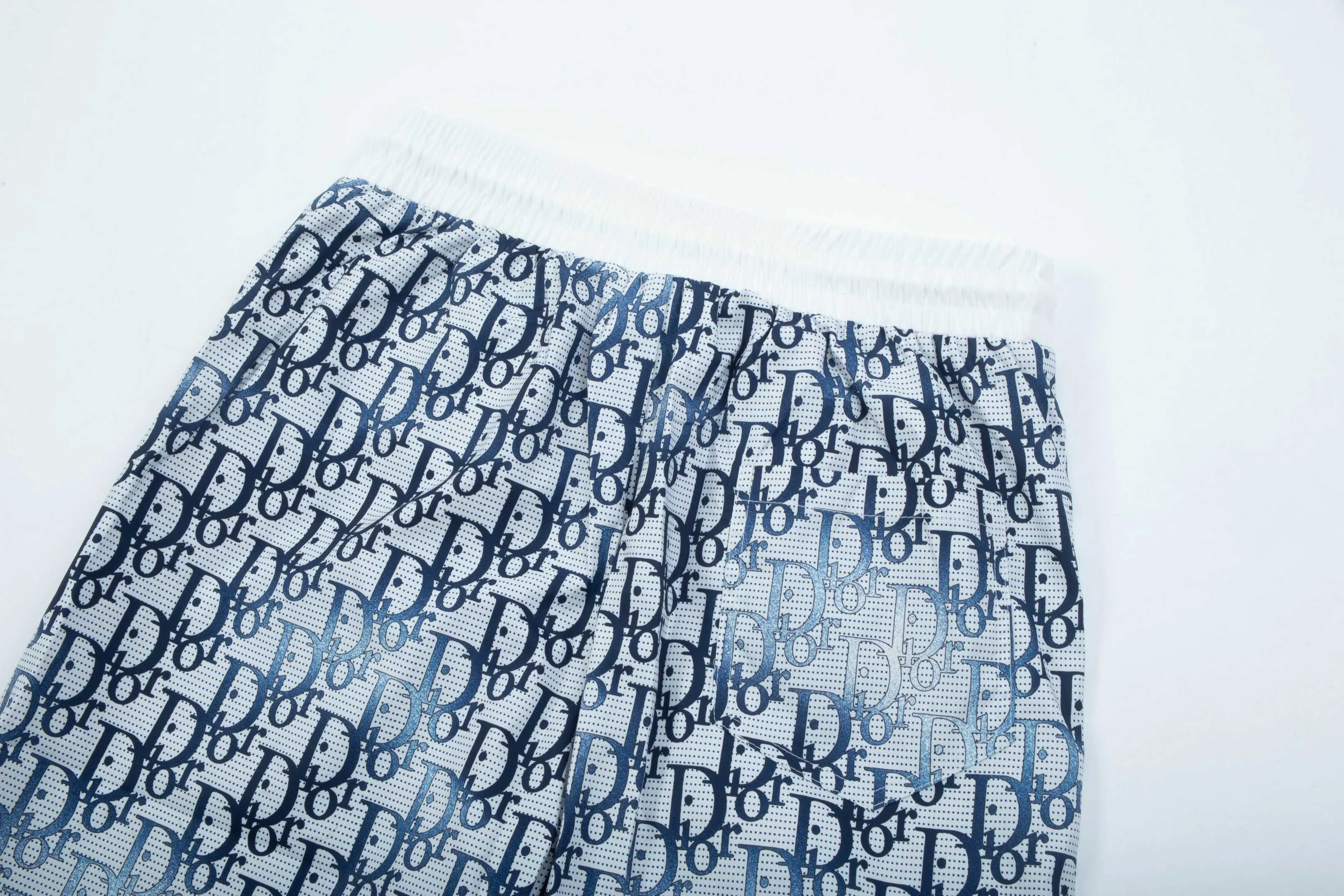 🅿️160 2025 DiOR Dior's new quick-drying beach shorts, customized fabrics, with presbyopic craftsmanship and logo printed all over. The version is tight and three-dimensional, with straight stripe splicing. The customized trouser cord hardware has strong texture and smoothness. The upper body is comfortable and breathable. It has a concave and convex three-dimensional feel. It is fashionable and casual. Color: Black Blue Size: M-4XL