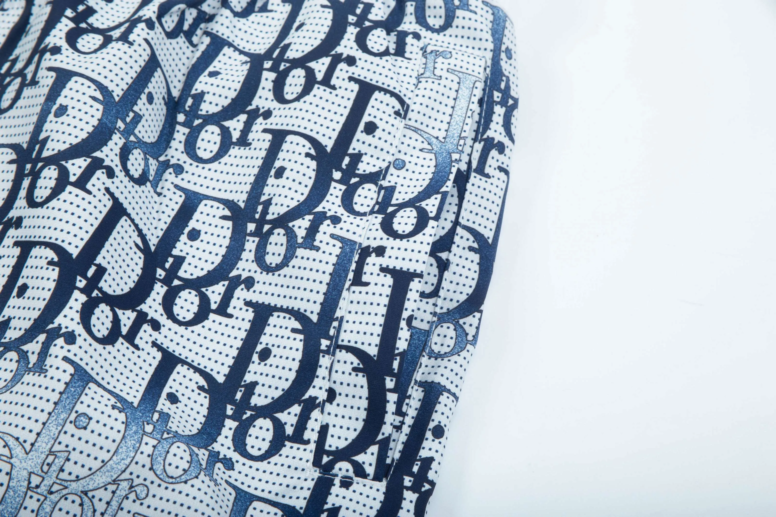 🅿️160 2025 DiOR Dior's new quick-drying beach shorts, customized fabrics, with presbyopic craftsmanship and logo printed all over. The version is tight and three-dimensional, with straight stripe splicing. The customized trouser cord hardware has strong texture and smoothness. The upper body is comfortable and breathable. It has a concave and convex three-dimensional feel. It is fashionable and casual. Color: Black Blue Size: M-4XL