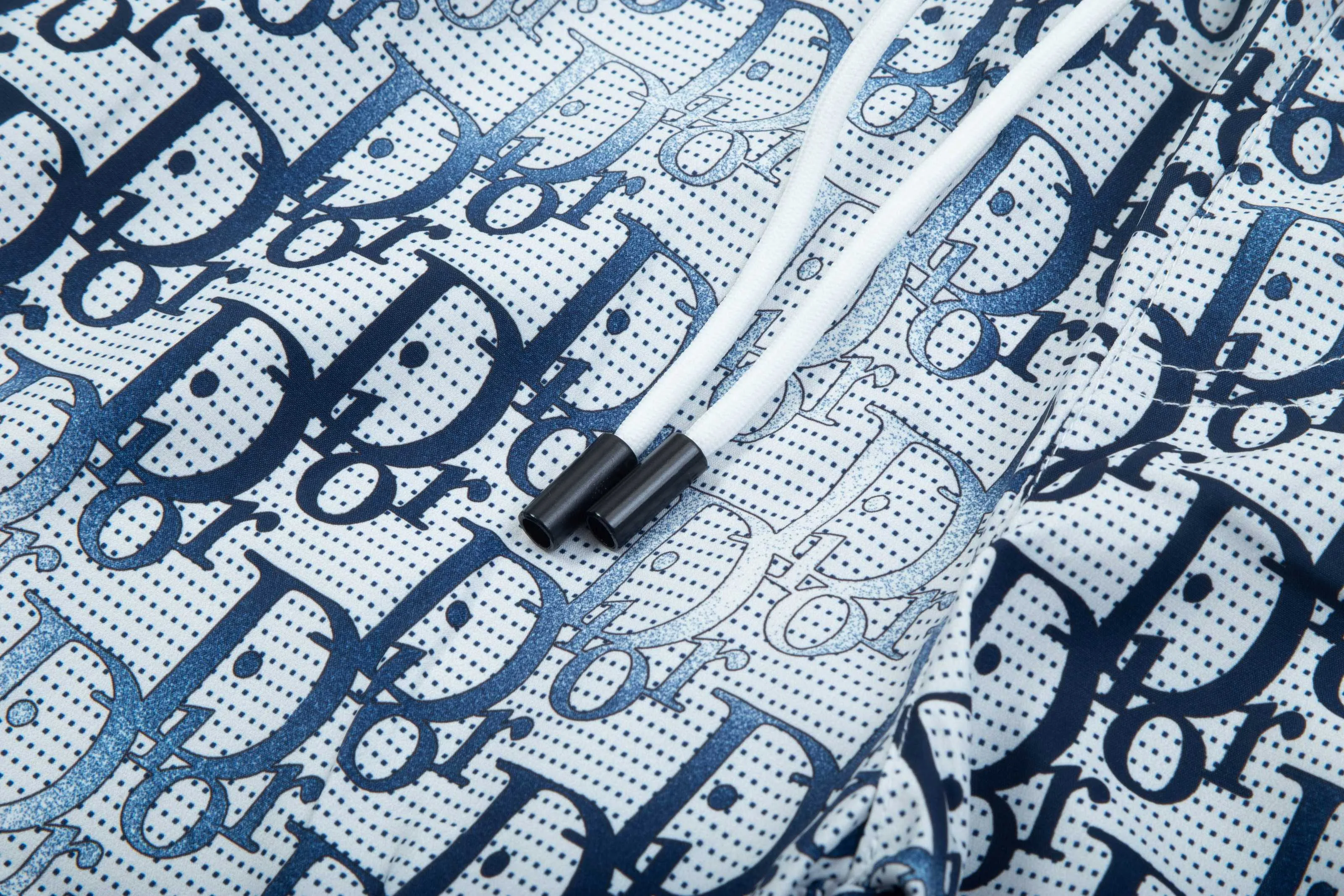 🅿️160 2025 DiOR Dior's new quick-drying beach shorts, customized fabrics, with presbyopic craftsmanship and logo printed all over. The version is tight and three-dimensional, with straight stripe splicing. The customized trouser cord hardware has strong texture and smoothness. The upper body is comfortable and breathable. It has a concave and convex three-dimensional feel. It is fashionable and casual. Color: Black Blue Size: M-4XL