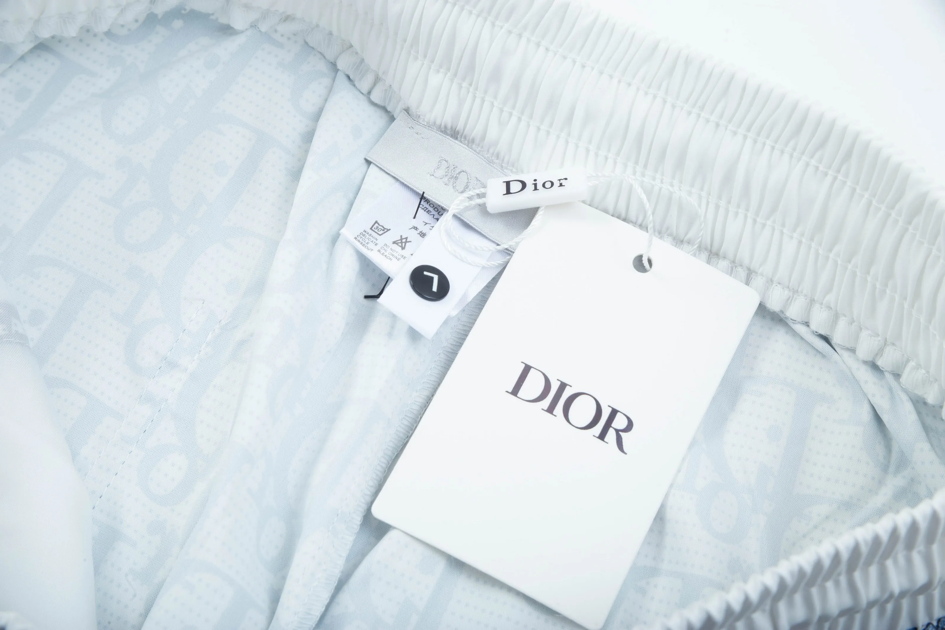 🅿️160 2025 DiOR Dior's new quick-drying beach shorts, customized fabrics, with presbyopic craftsmanship and logo printed all over. The version is tight and three-dimensional, with straight stripe splicing. The customized trouser cord hardware has strong texture and smoothness. The upper body is comfortable and breathable. It has a concave and convex three-dimensional feel. It is fashionable and casual. Color: Black Blue Size: M-4XL